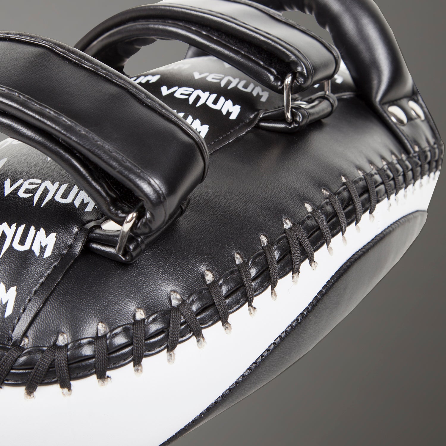 venum-light-kick-pads-skintex-leder-schwarz-ice-paar image 7