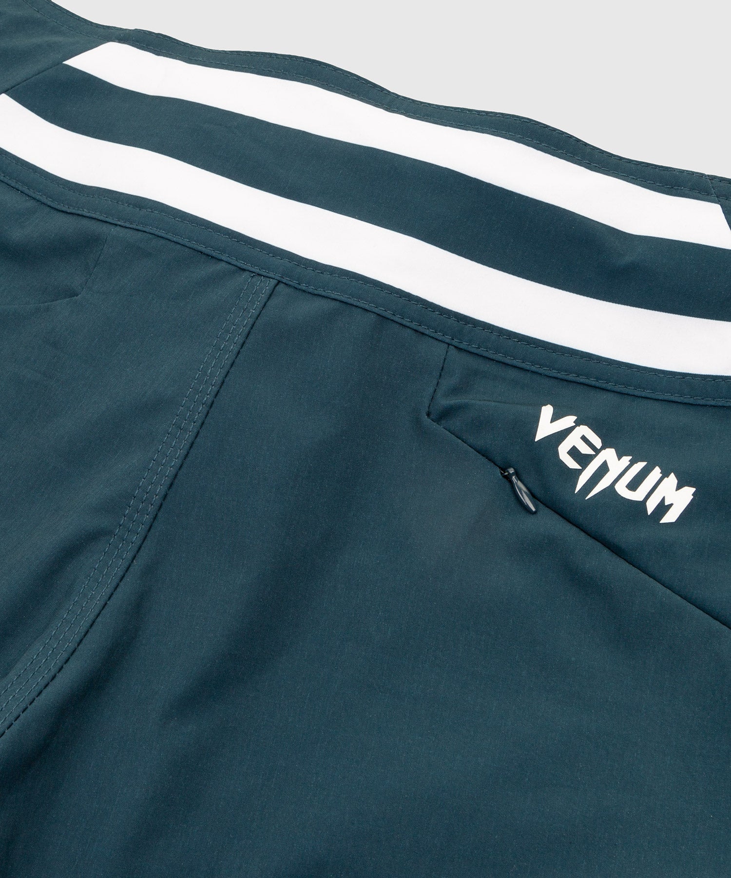 venum-cargo-badeshorts-herren-dunkelblau-himbeere-wei image 6
