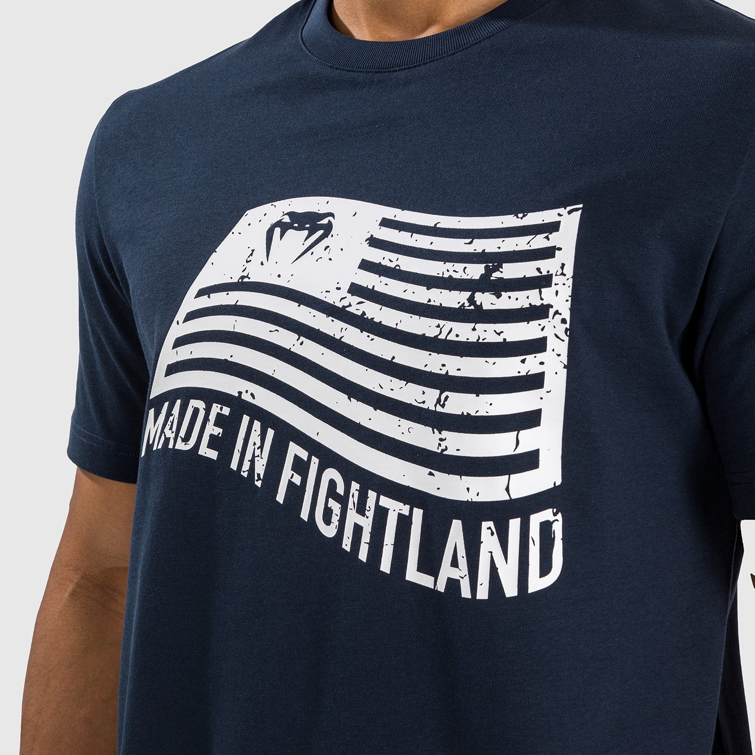 venum-made-in-fightland-t-shirt-herren-marineblau-wei image 5