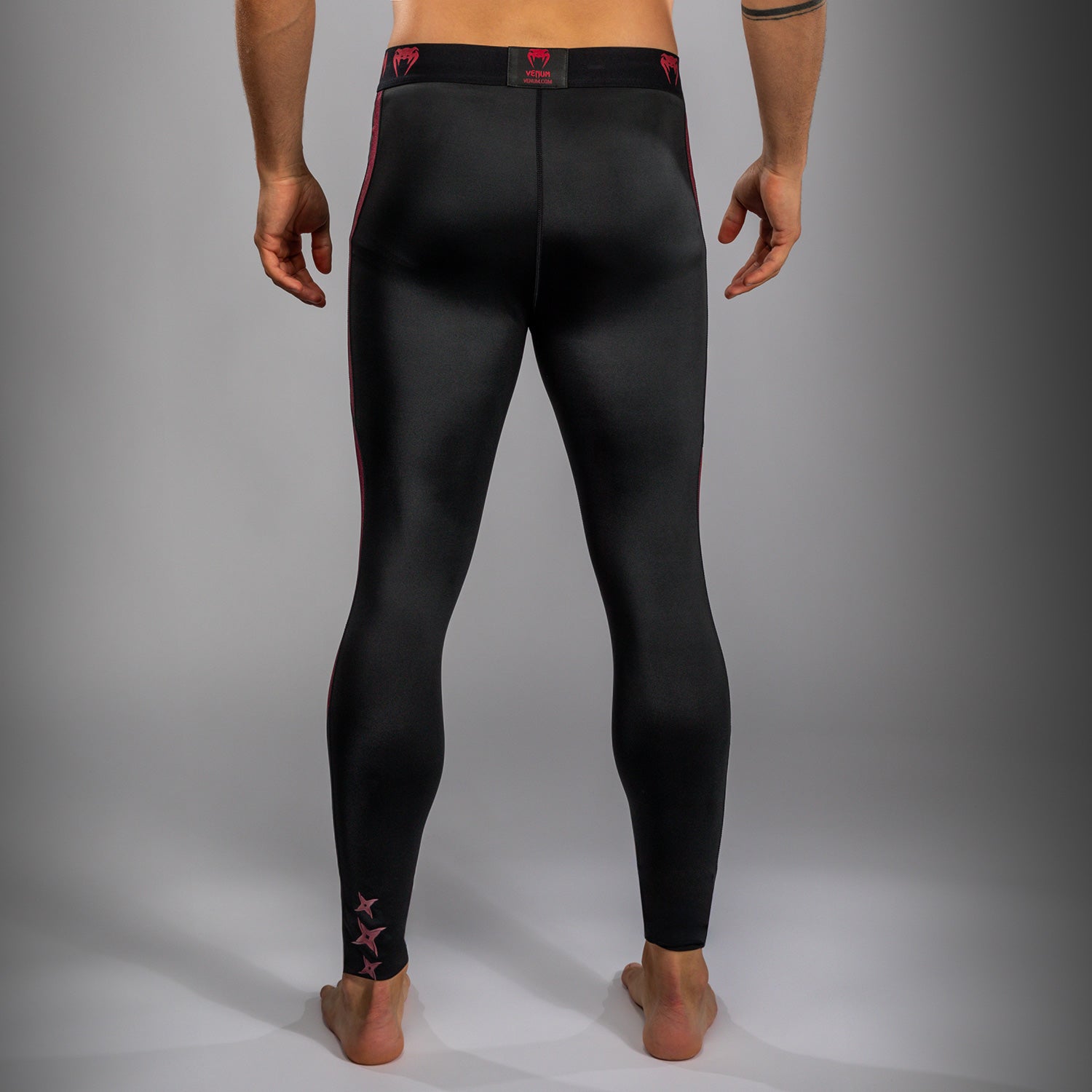 venum-x-assassin-s-creed-shadows-herren-spats-burgunder-schwarz image 3