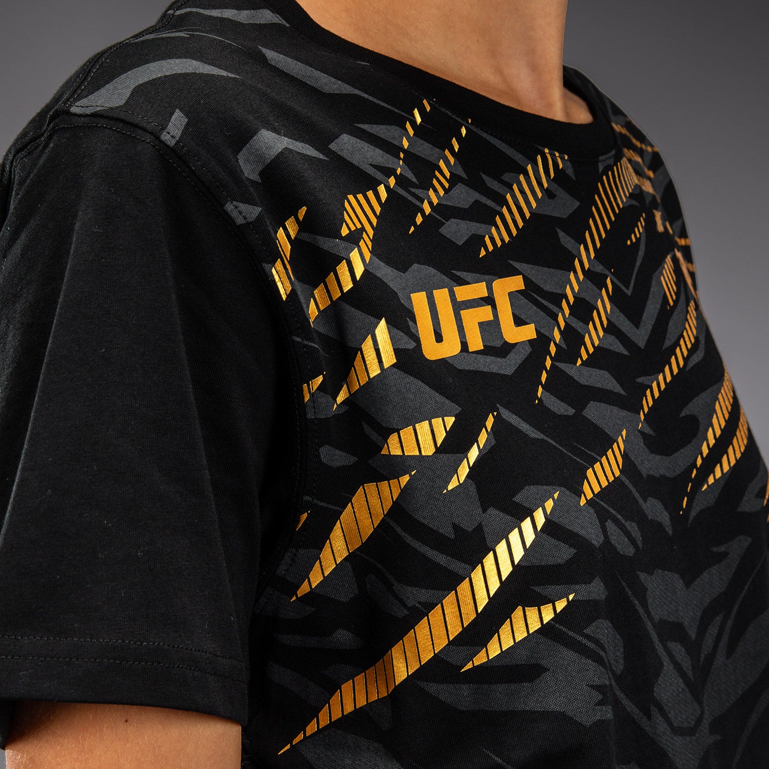 ufc-fusion-by-venum-replica-damen-t-shirt-kurzarm-champion-schwarz-gold image 4