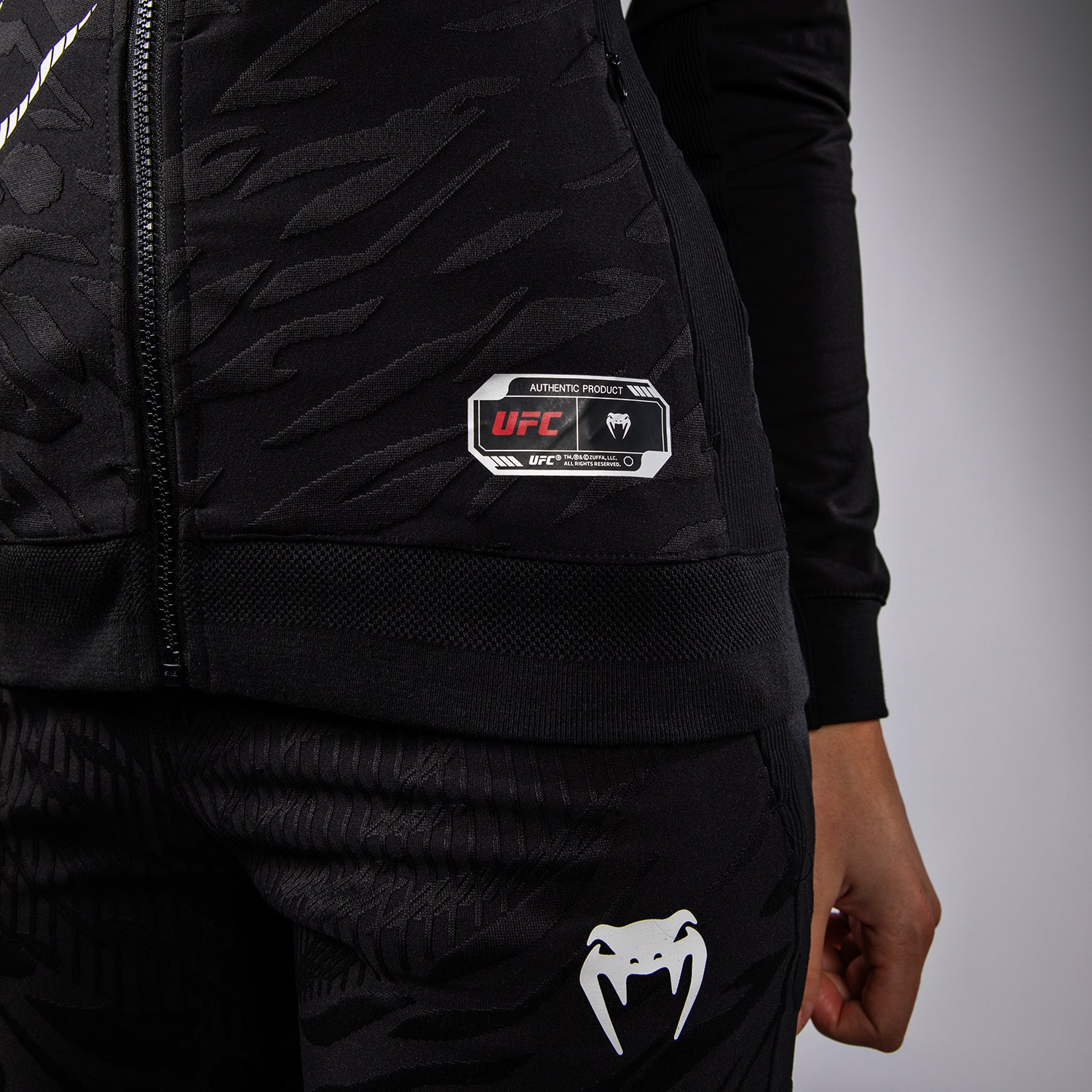ufc-fusion-by-venum-authentic-fight-night-walkout-hoodie-damen-schwarz image 7