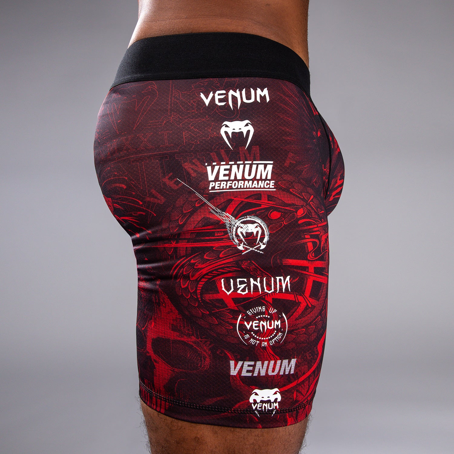venum-20th-anniversary-kompressionsshort-schwarz-rot image 7