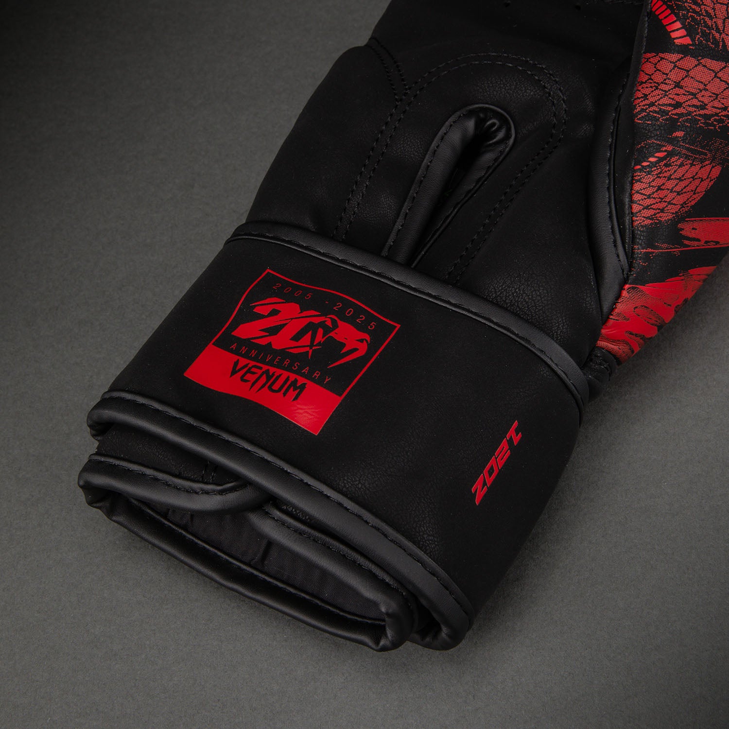 venum-20th-anniversary-boxhandschuhe-schwarz-rot-mit-klettverschluss image 5