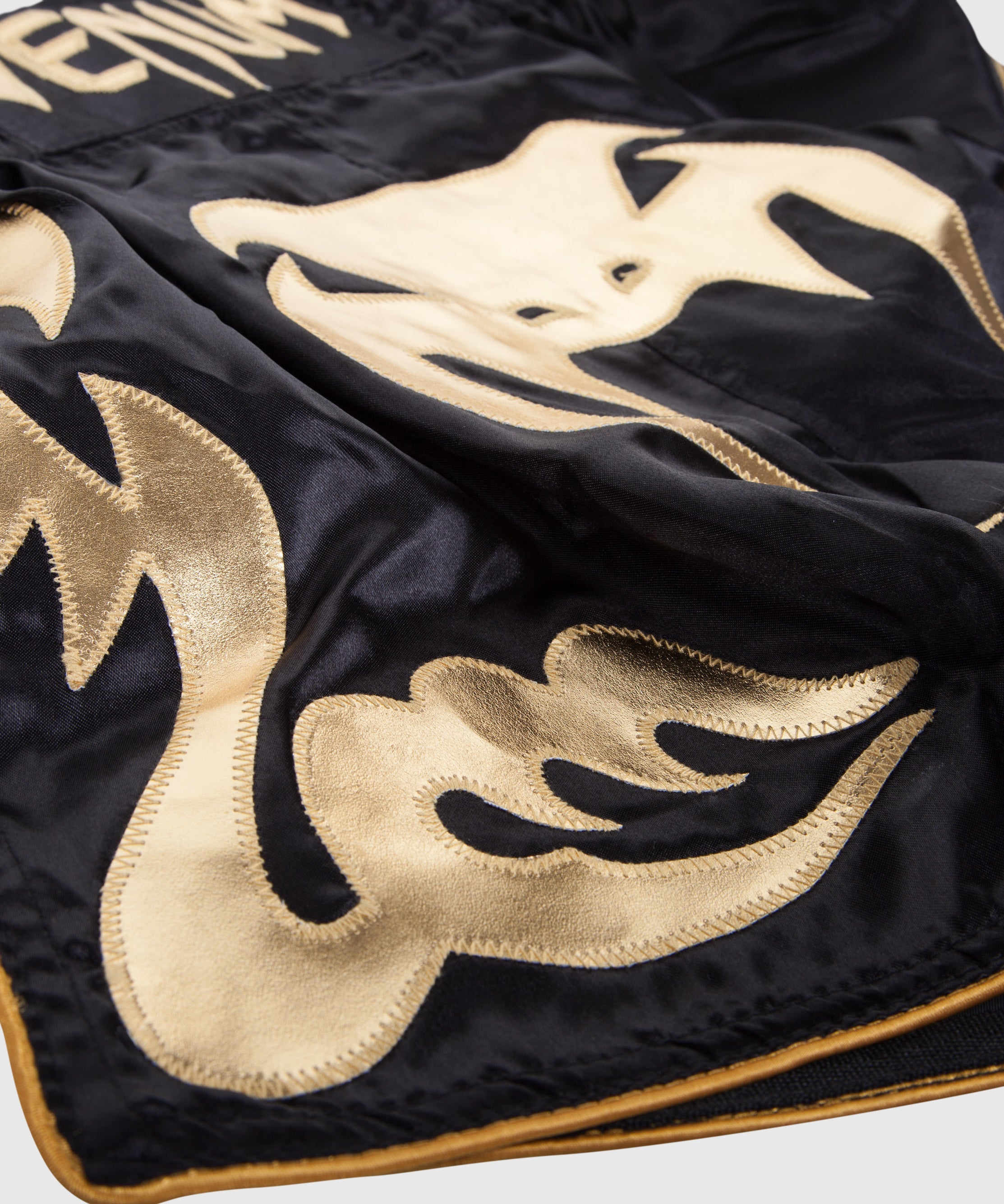 venum-bangkok-inferno-muay-thai-shorts-schwarz-gold image 3