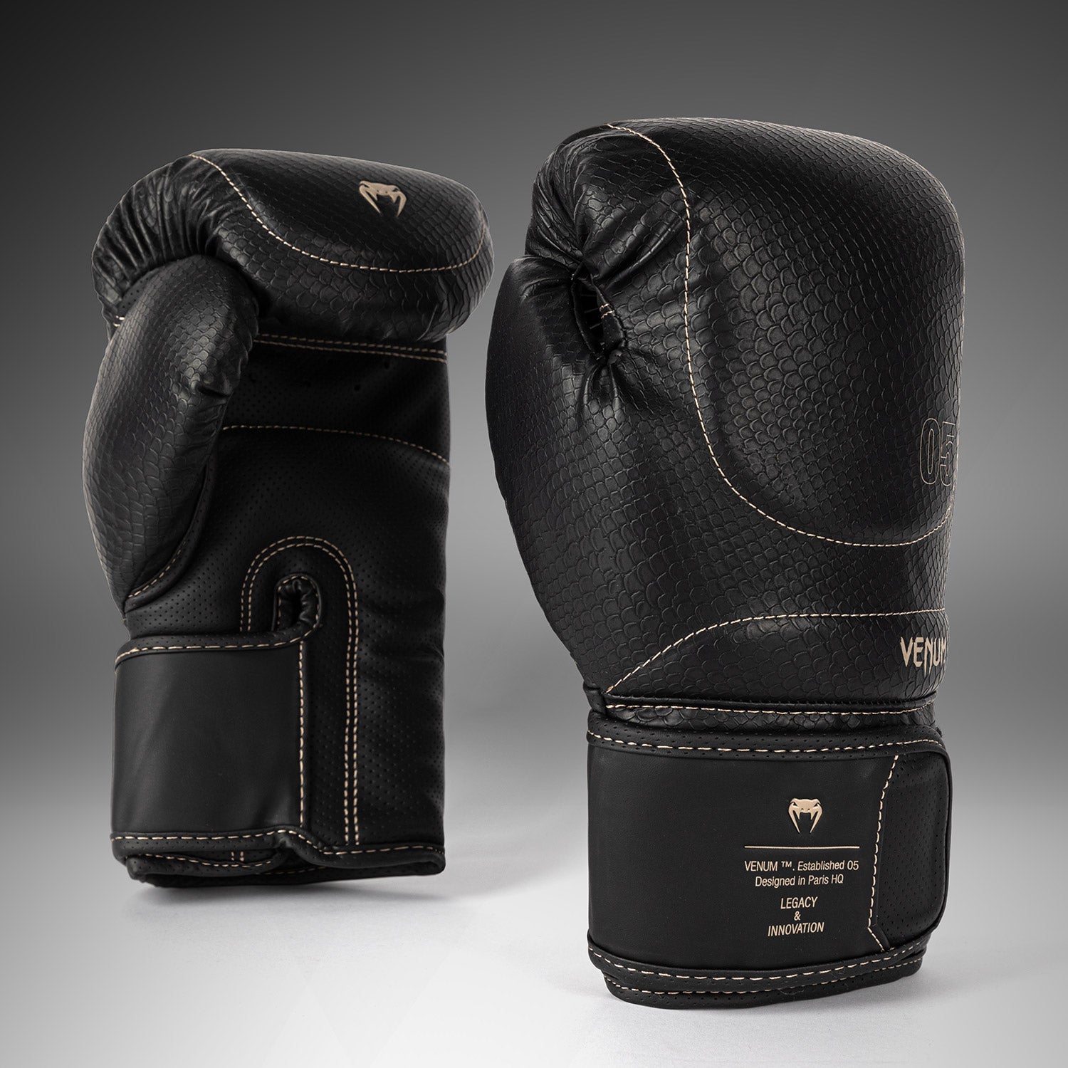 venum-impact-evo-scales-boxhandschuhe-schwarz image 2