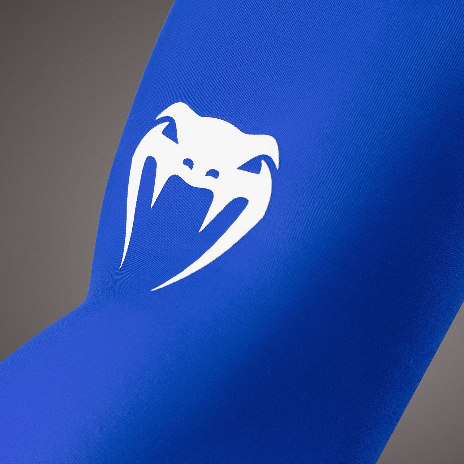 venum-lineup-armsleeves-2er-pack-royalblau-wei image 3