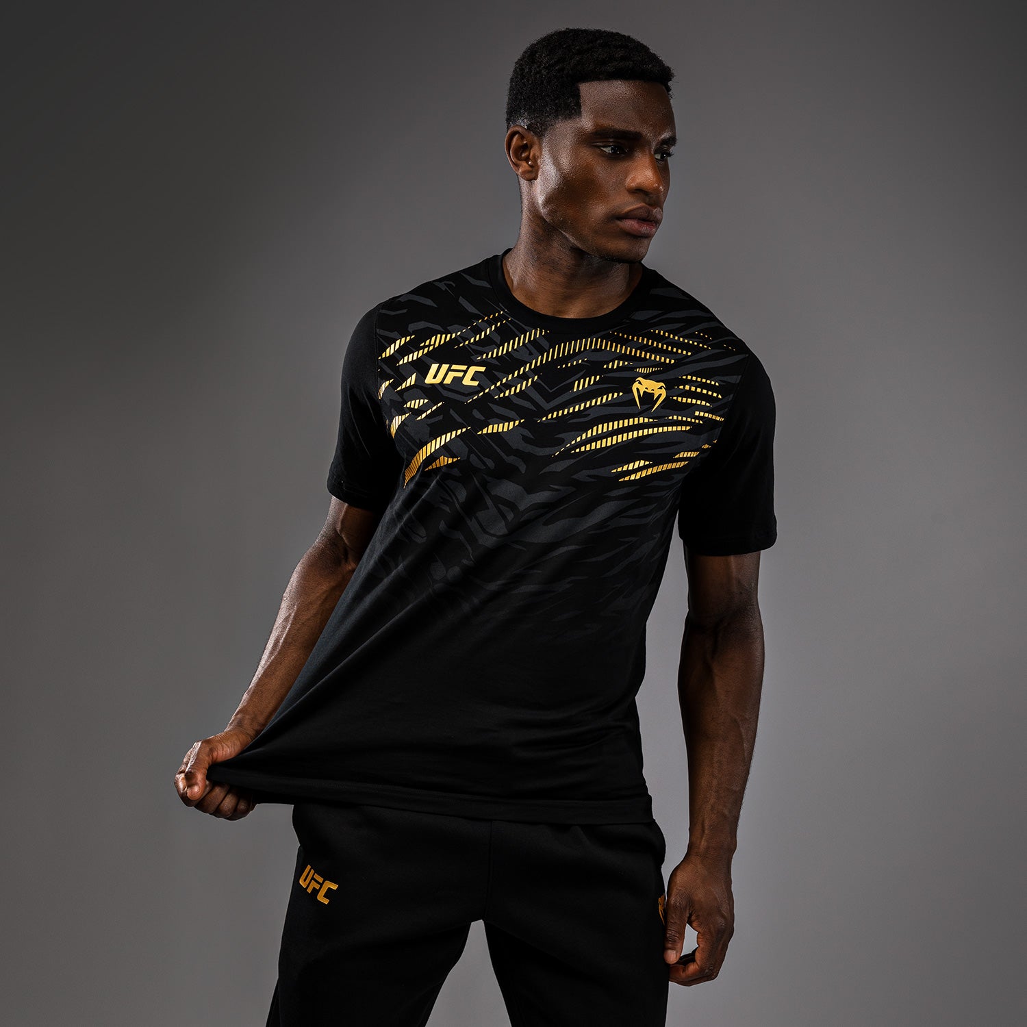 venum-ufc-fusion-replica-herren-t-shirt-kurzarm-champion-schwarz-gold image 4
