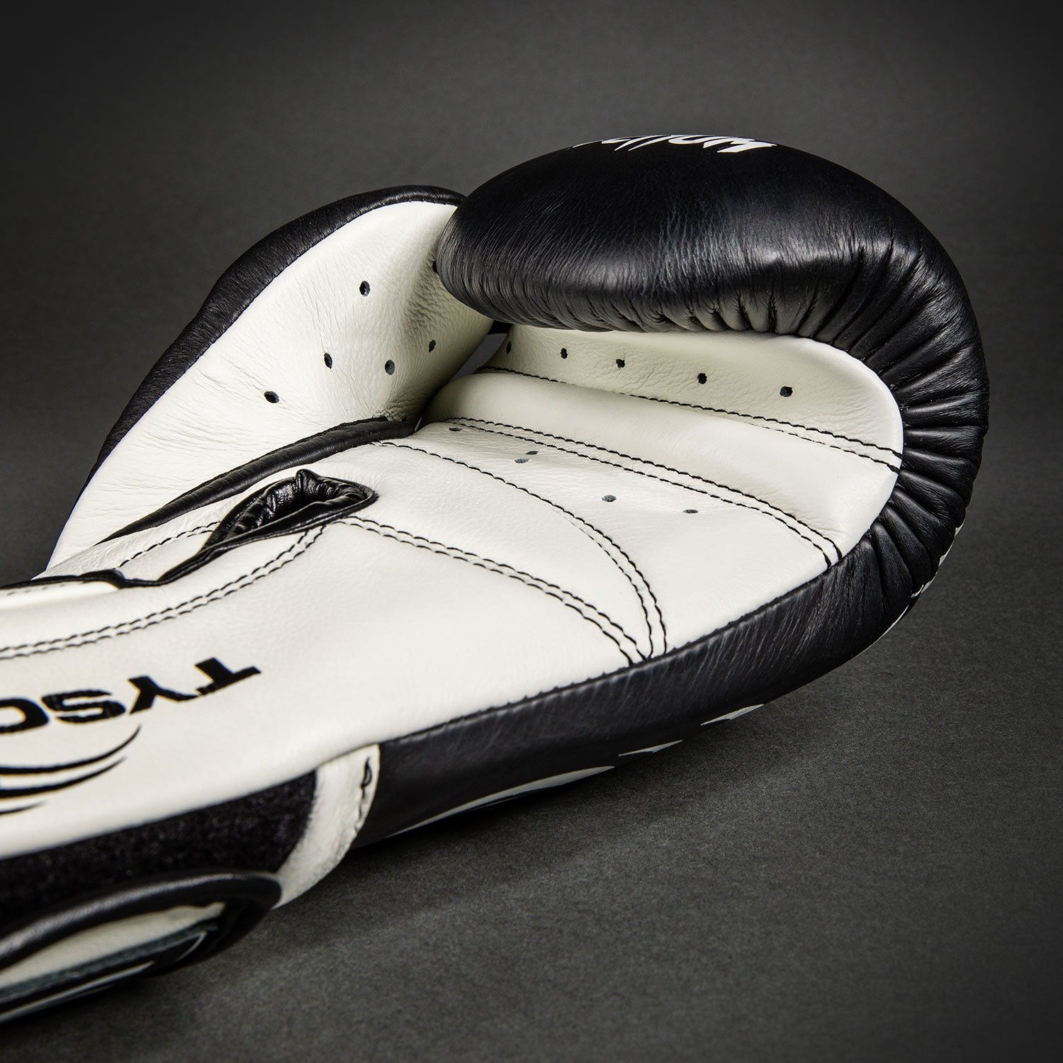 venum-giant-2-0-mike-tyson-pro-boxhandschuhe-tiefschwarz-optisch-wei image 6