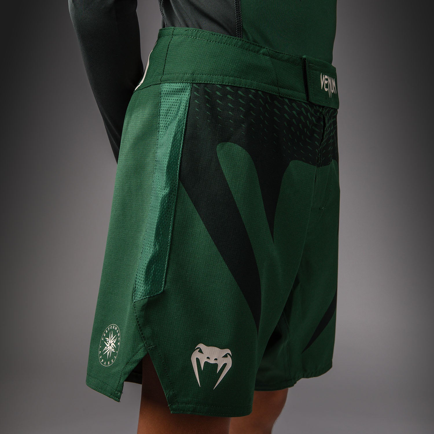 venum-attack-kids-fightshorts-waldgr-n-off-white image 5