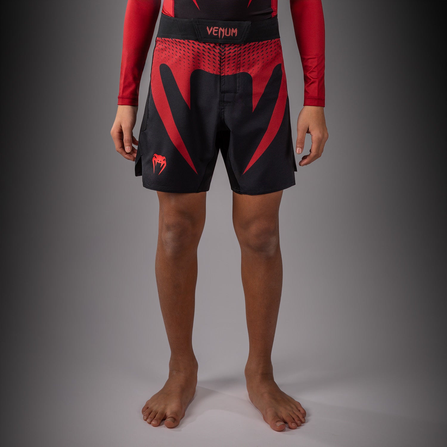 venum-attack-fightshorts-schwarz-rot image 1