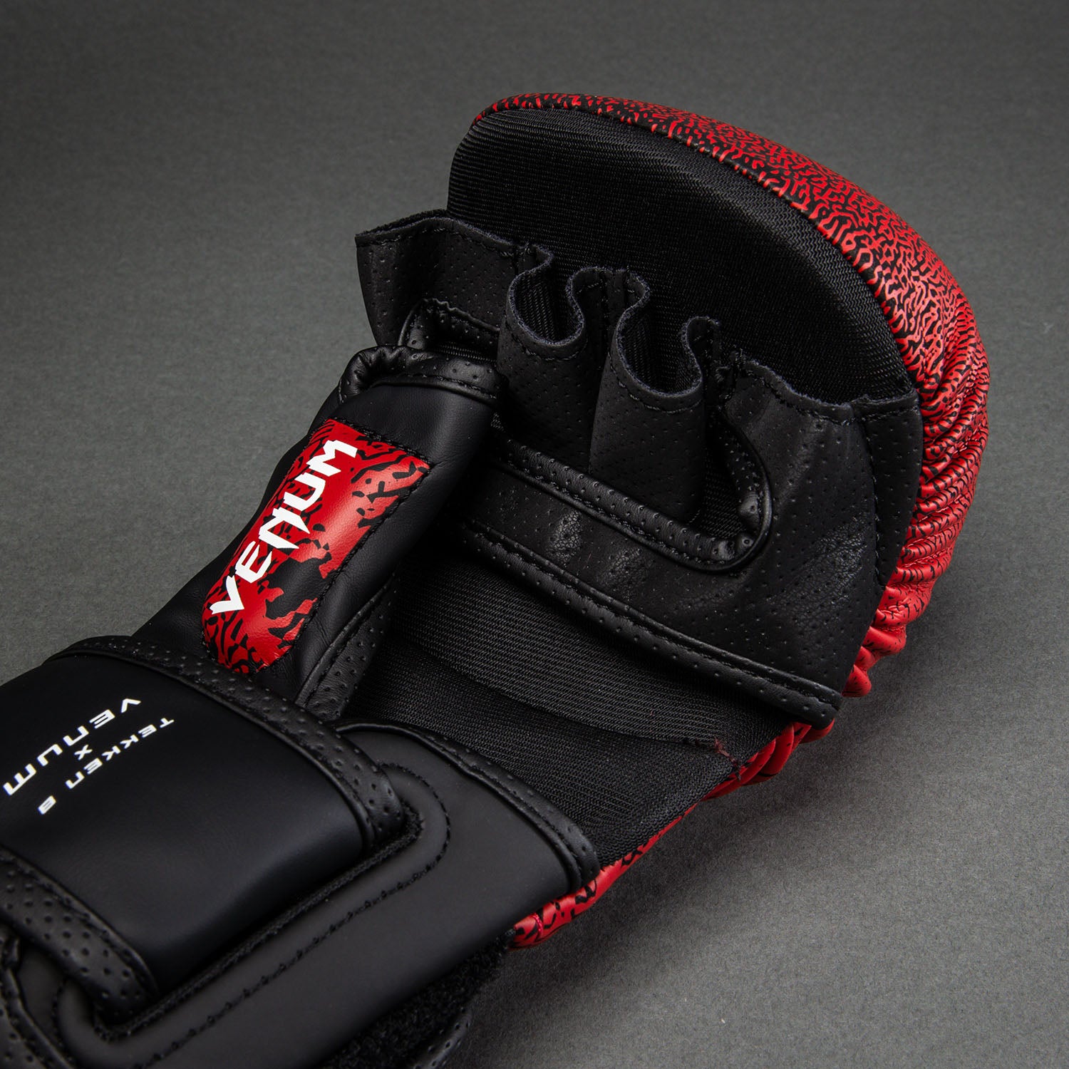 venum-x-tekken-8-kazuya-sparring-handschuhe-rot-schwarz image 3