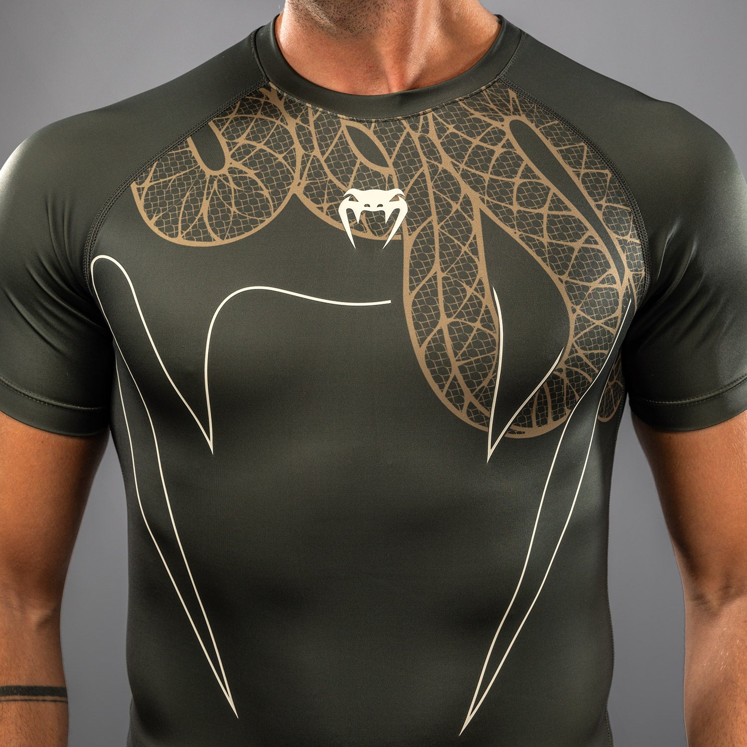 venum-serpenti-kurzarm-rashguard-khaki-bronze-ivory image 4