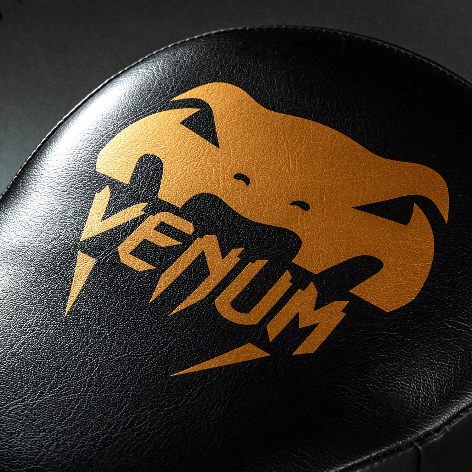 venum-light-pratzen-paar-schwarz-gold image 4