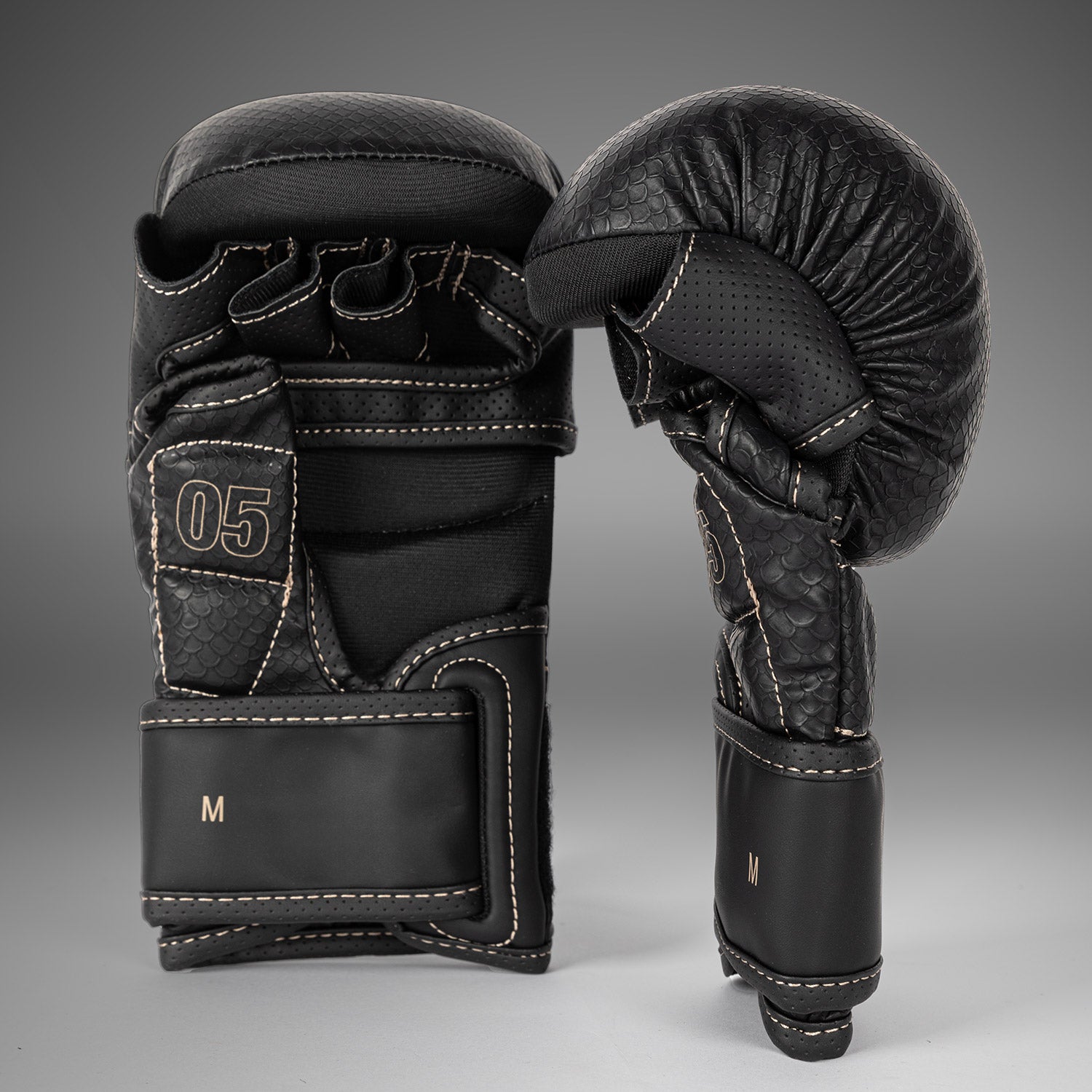 venum-impact-evo-scales-mma-sparringhandschuhe-schwarz image 3