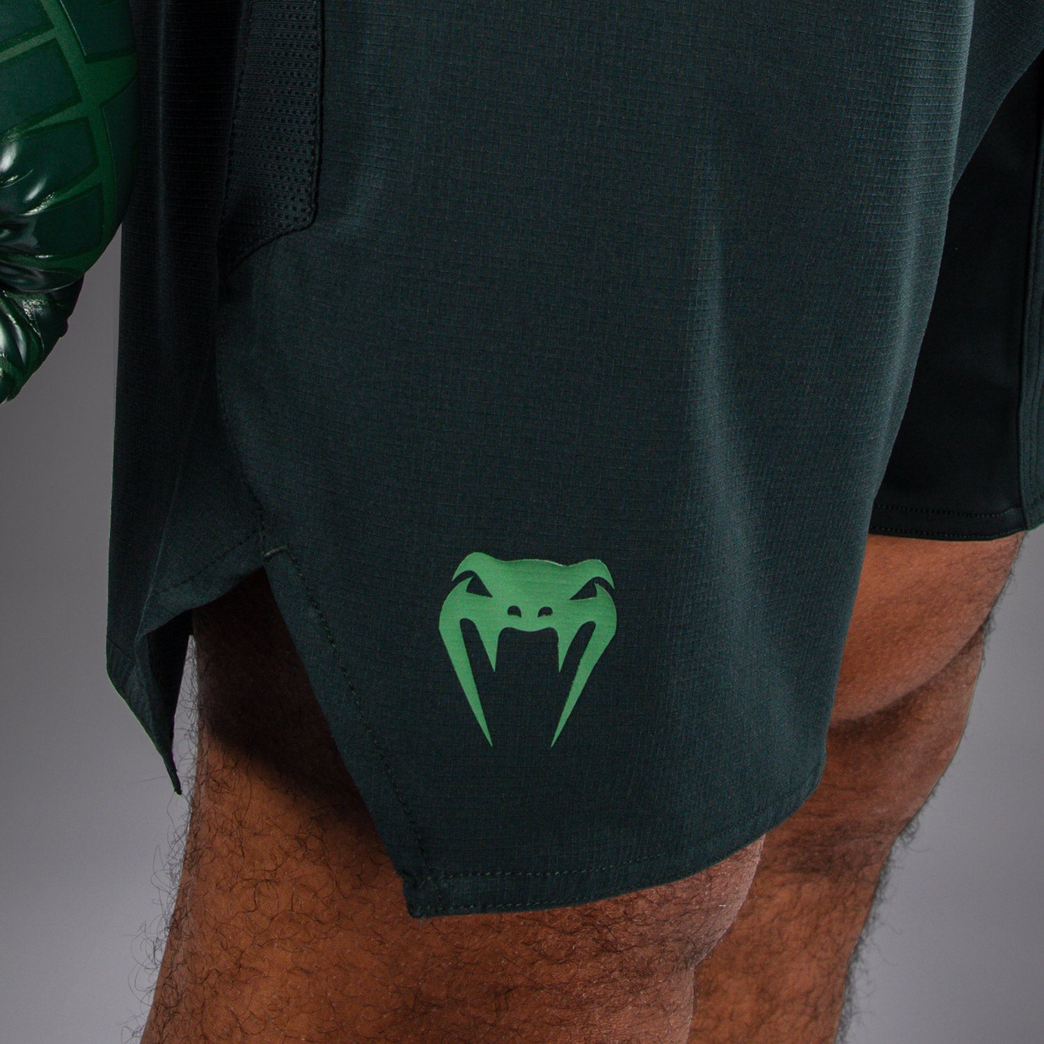 venum-light-5-0-fightshorts-waldgr-n-hellgr-n image 4