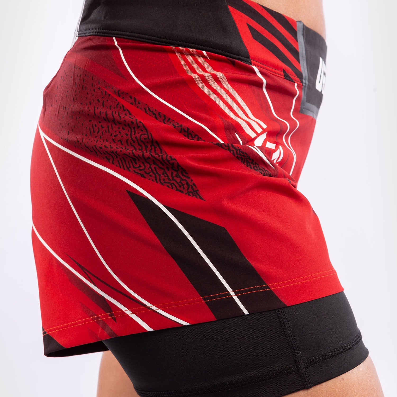 ufc-venum-authentic-fight-night-damen-shorts-short-fit-rot image 7