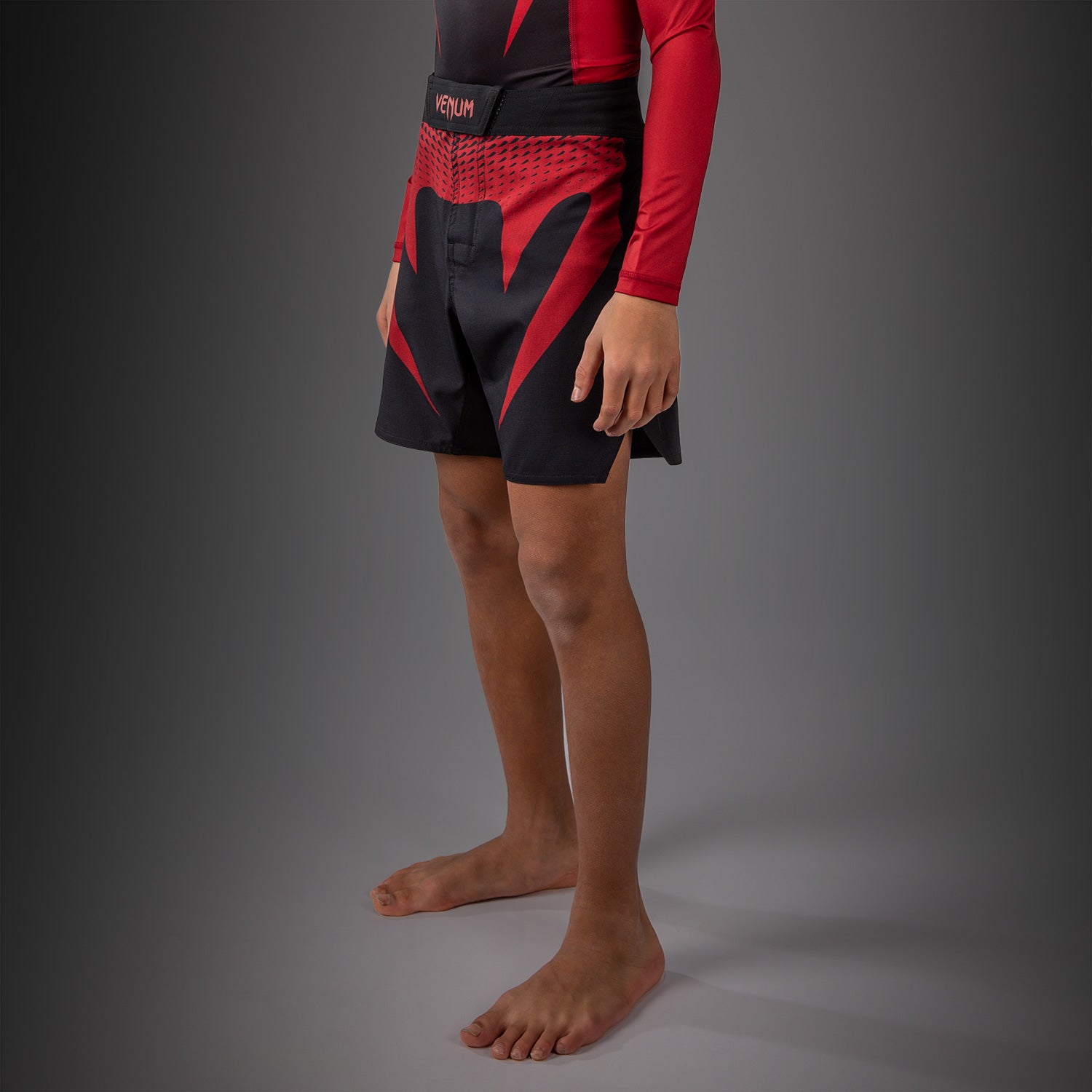 venum-attack-fightshorts-schwarz-rot image 2