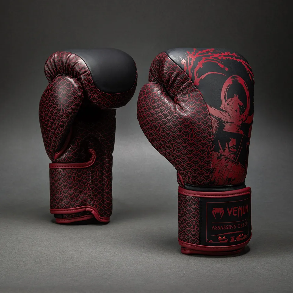 venum-x-assassin-s-creed-shadows-boxhandschuhe-bordeauxrot-schwarz image 1