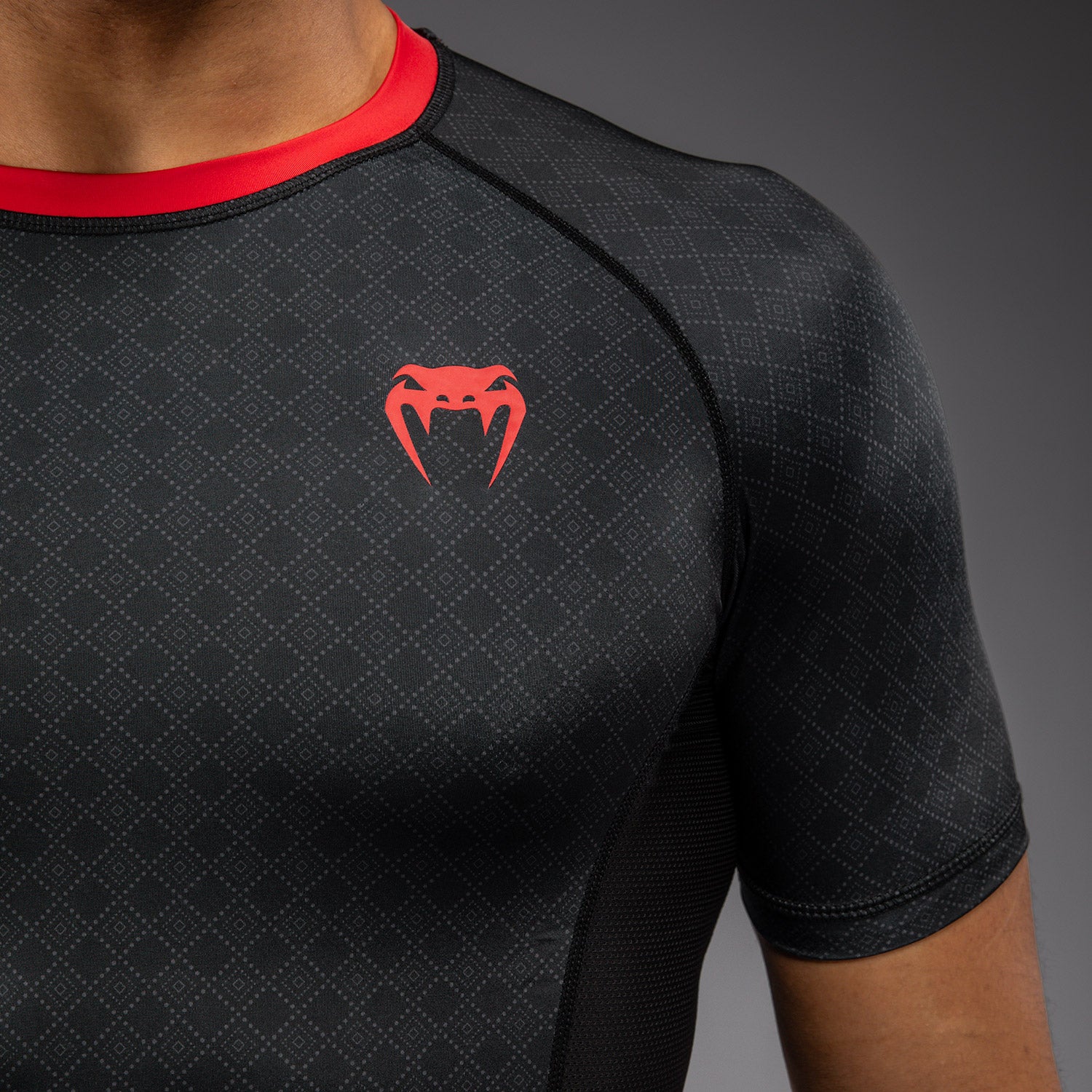 venum-x-roger-gracie-signature-kurzarm-rashguard-schwarz-rot image 5