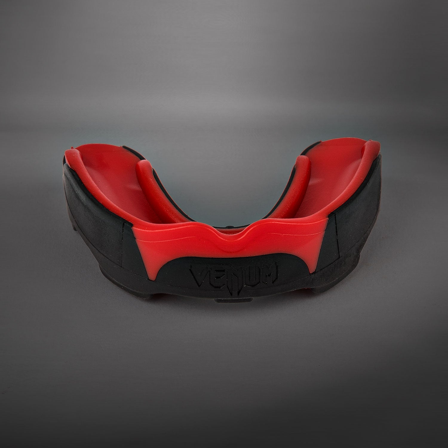 venum-predator-mundschutz-mit-gel-rahmen-schwarz-rot image 1