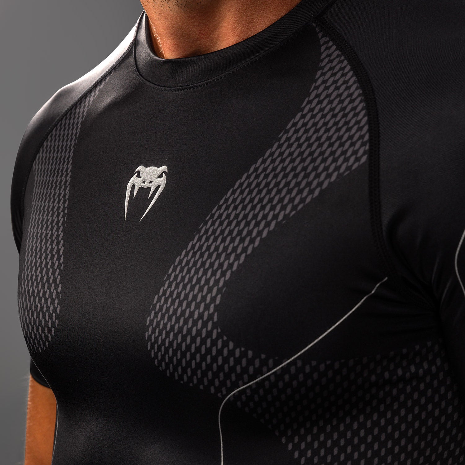 venum-nexus-kurzarm-rashguard-schwarz-silber-f-r-herren image 4