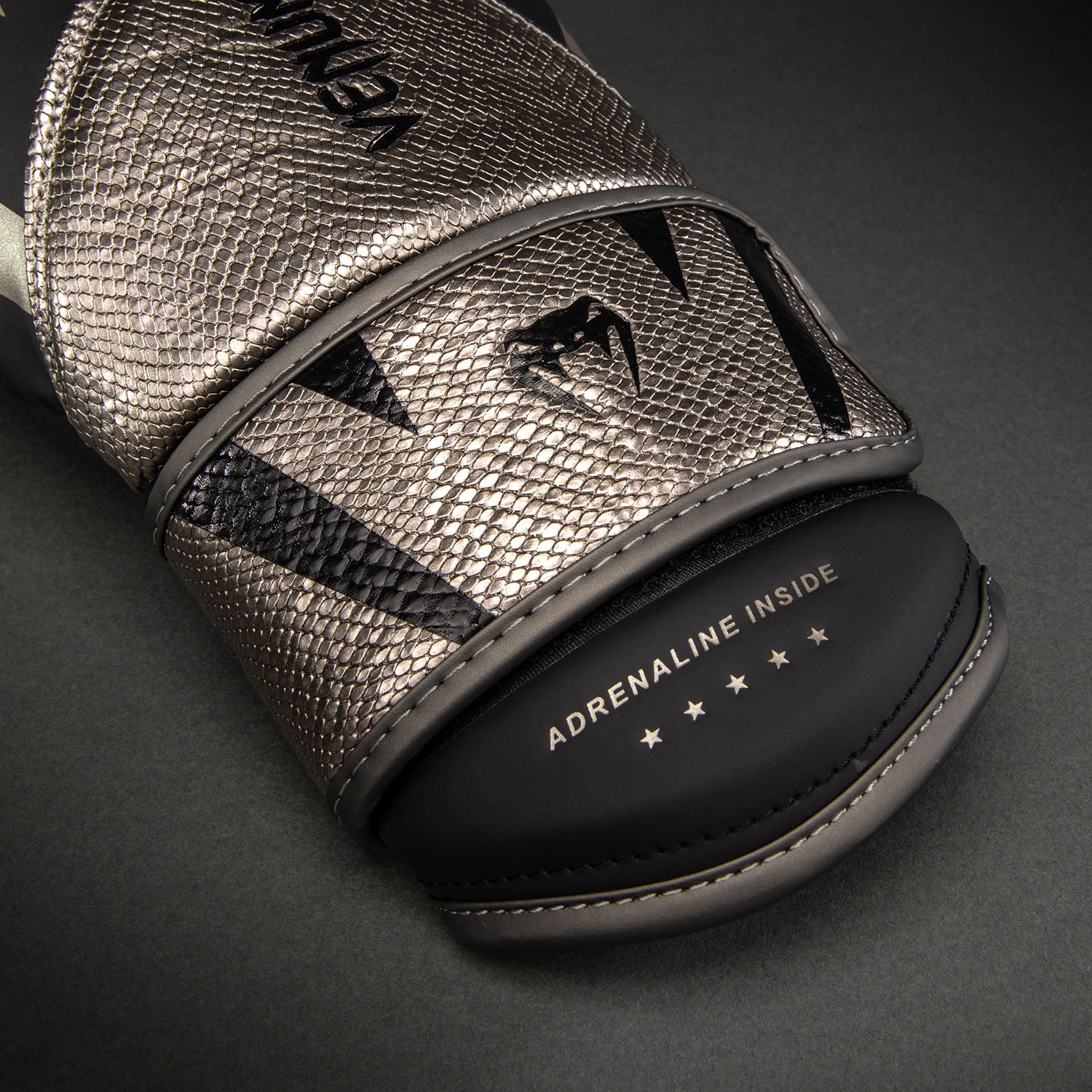 venum-challenger-4-0-scales-boxhandschuhe-silber-schwarz image 3