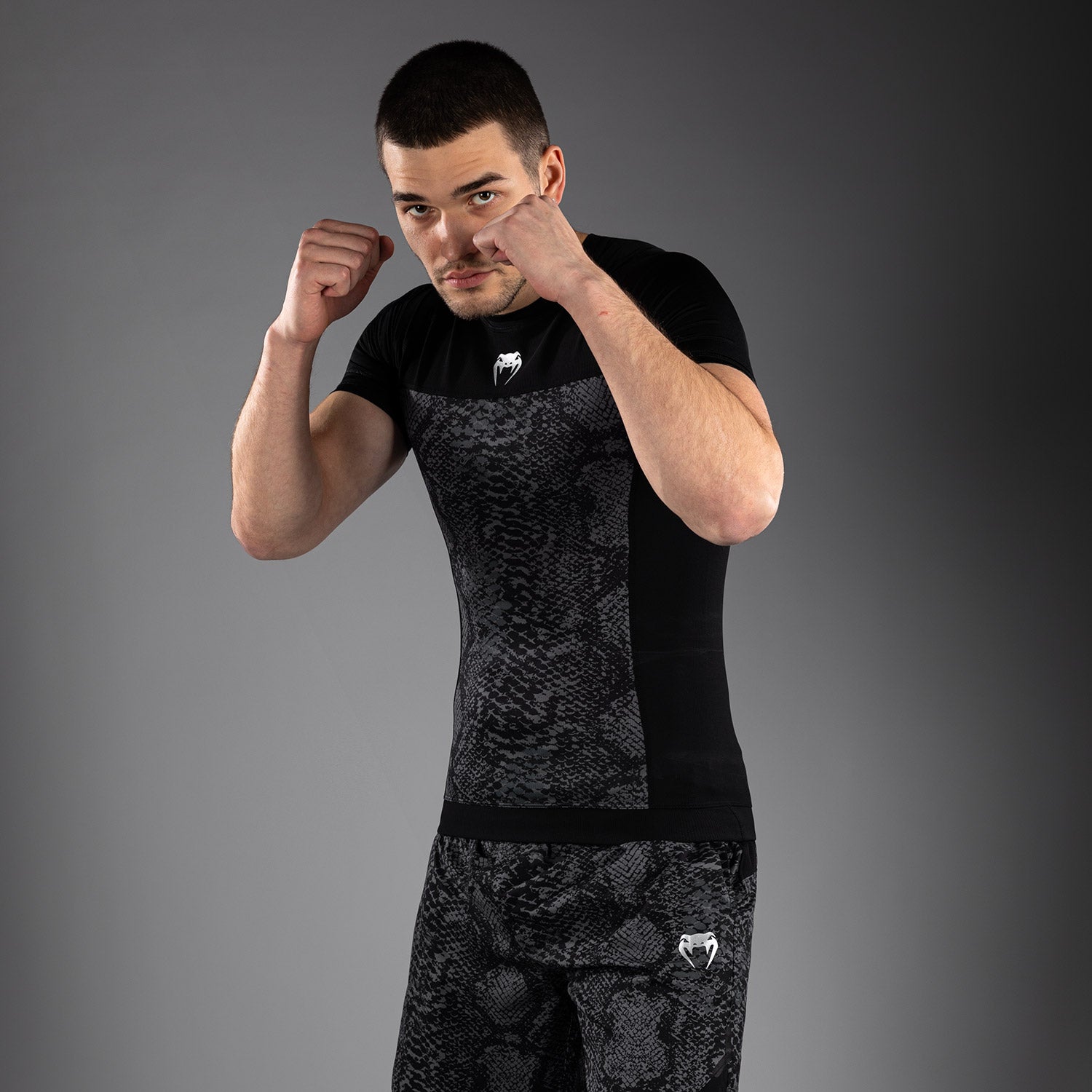 venum-g-fit-scales-kurzarm-rashguard-herren-schwarz-anthrazitgrau image 4