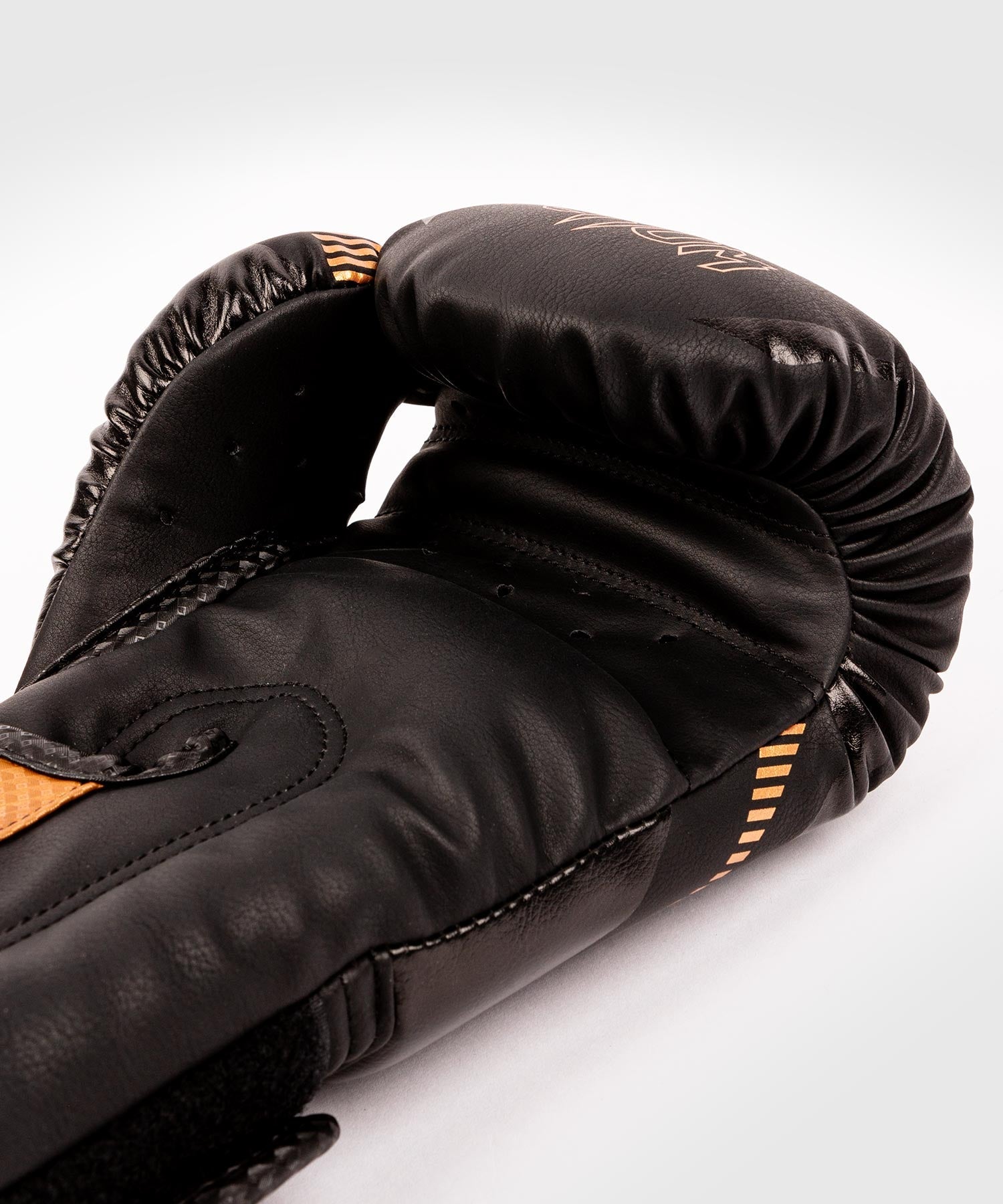 venum-impact-boxhandschuhe-schwarz image 5