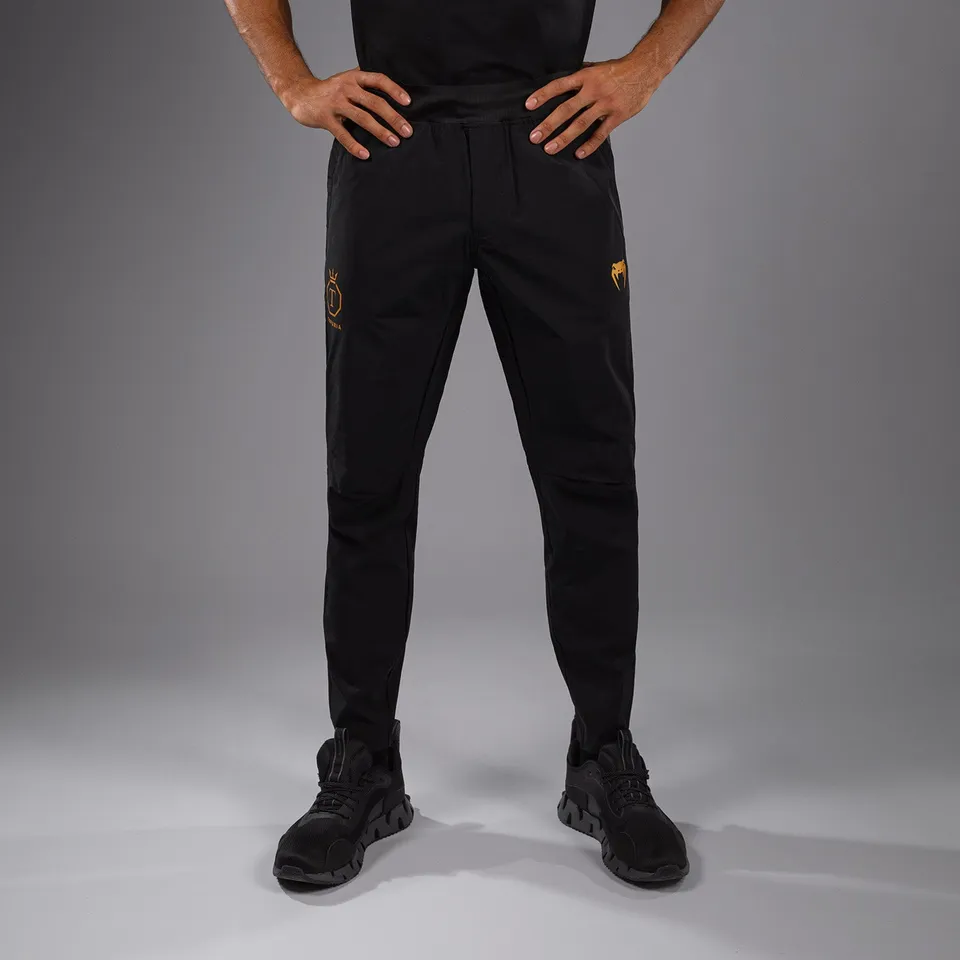 venum-x-topuria-unmatched-edition-jogginghose-schwarz-gold image 1