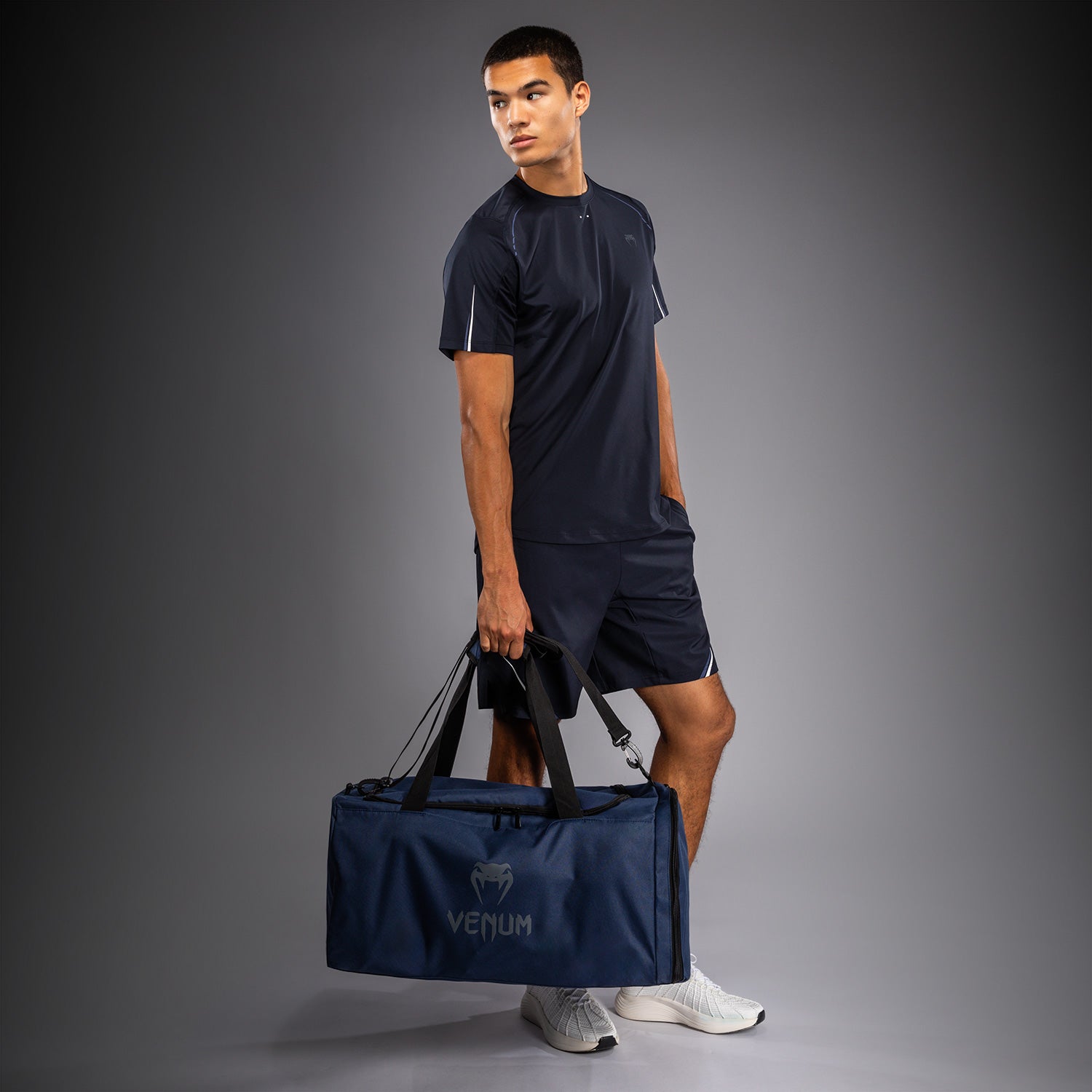 venum-essential-sporttasche-61-l-marineblau image 8