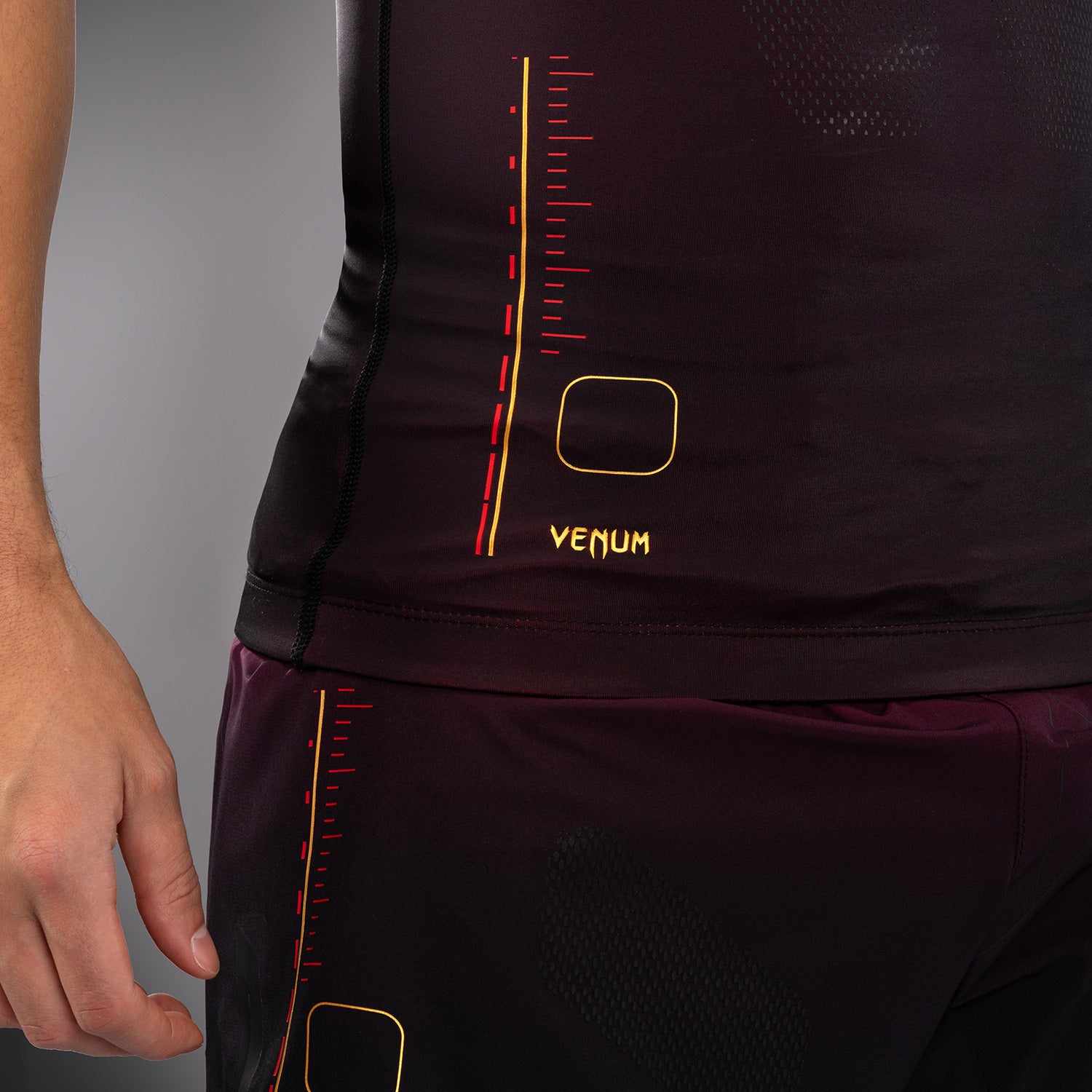 venum-tactical-xt-rmellos-rashguard-herren-schwarz-burgund-gold image 4