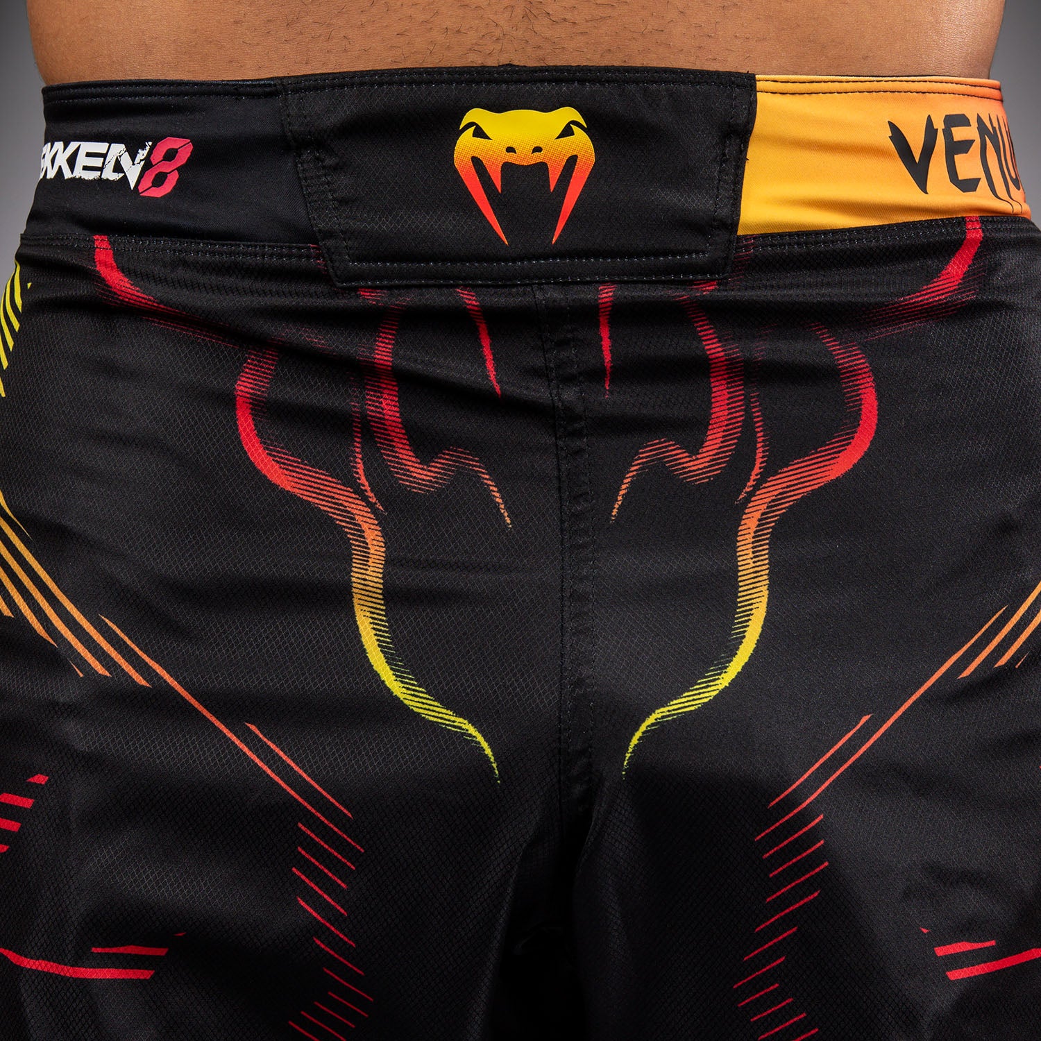 venum-x-tekken-8-fightshorts-yoshimitsu-schwarz-orange image 5