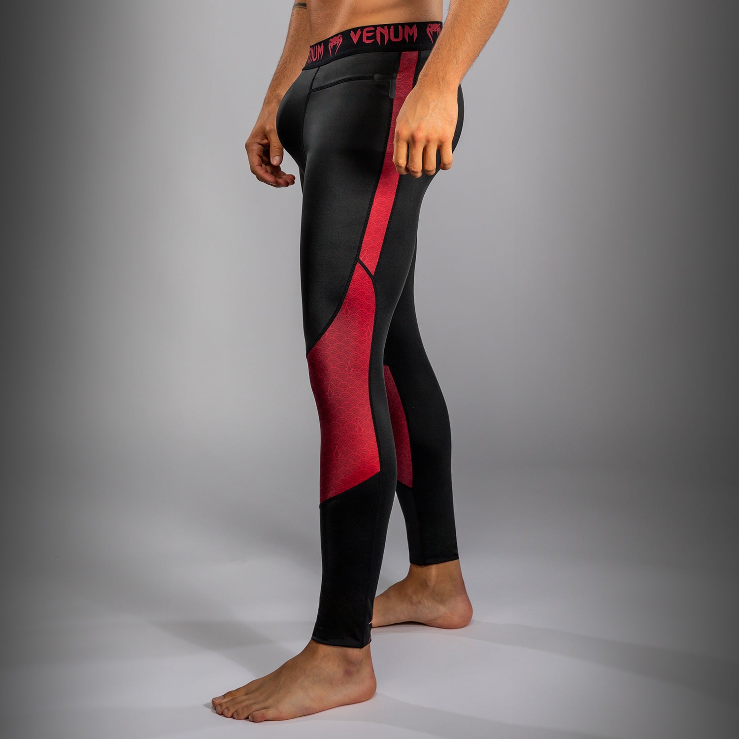 venum-x-assassin-s-creed-shadows-herren-spats-burgunder-schwarz image 2