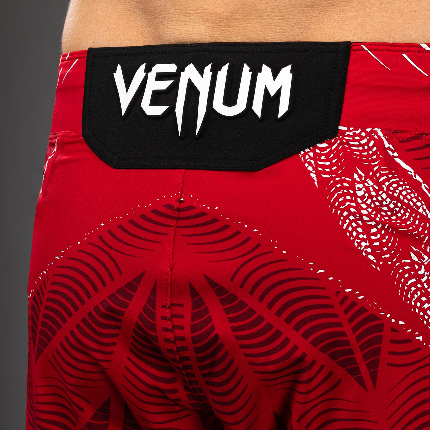 venum-ufc-zenith-authentic-fight-night-fight-shorts-herren-kurz-rot image 7