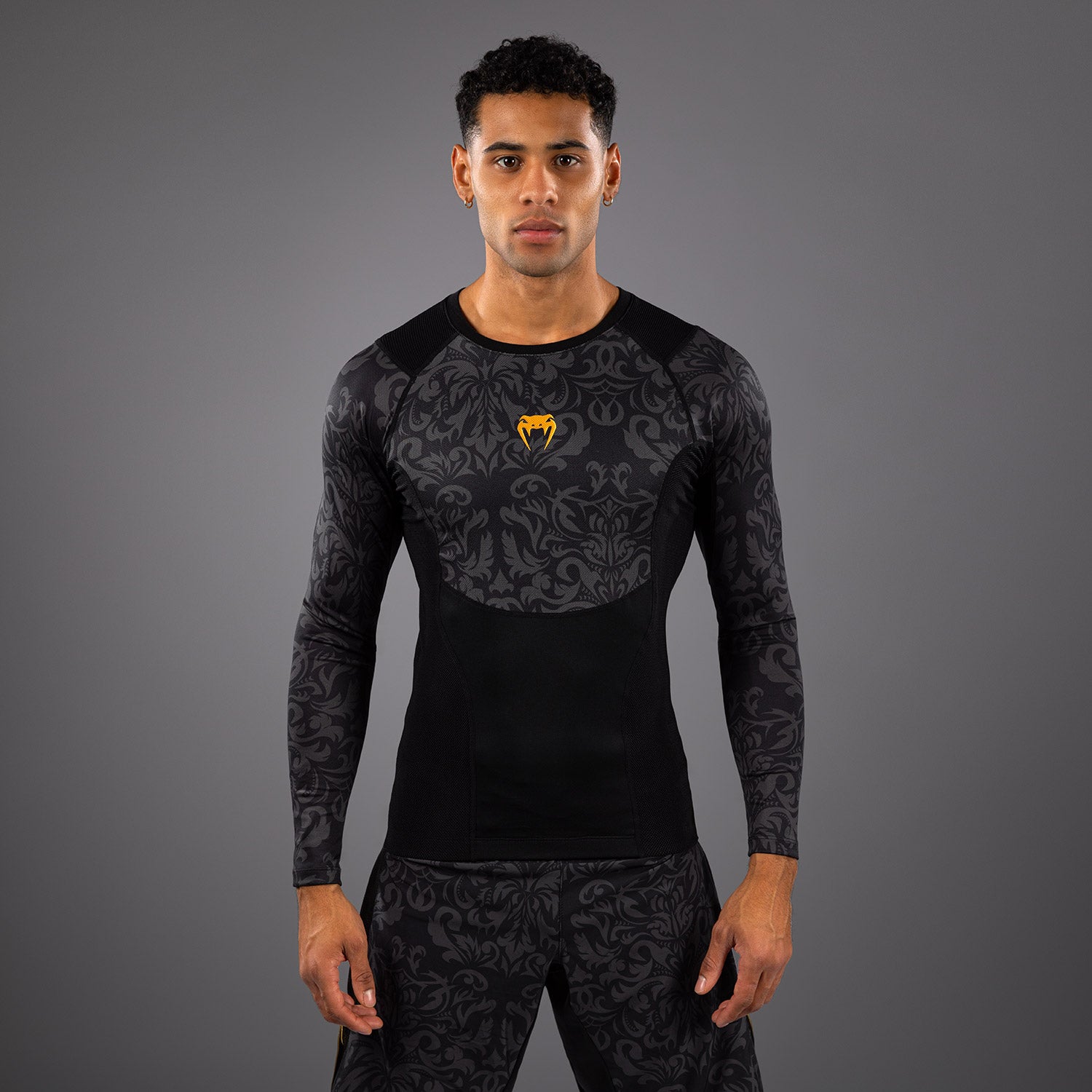 venum-x-topuria-unmatched-edition-langarm-rashguard-herren-schwarz-gold image 1
