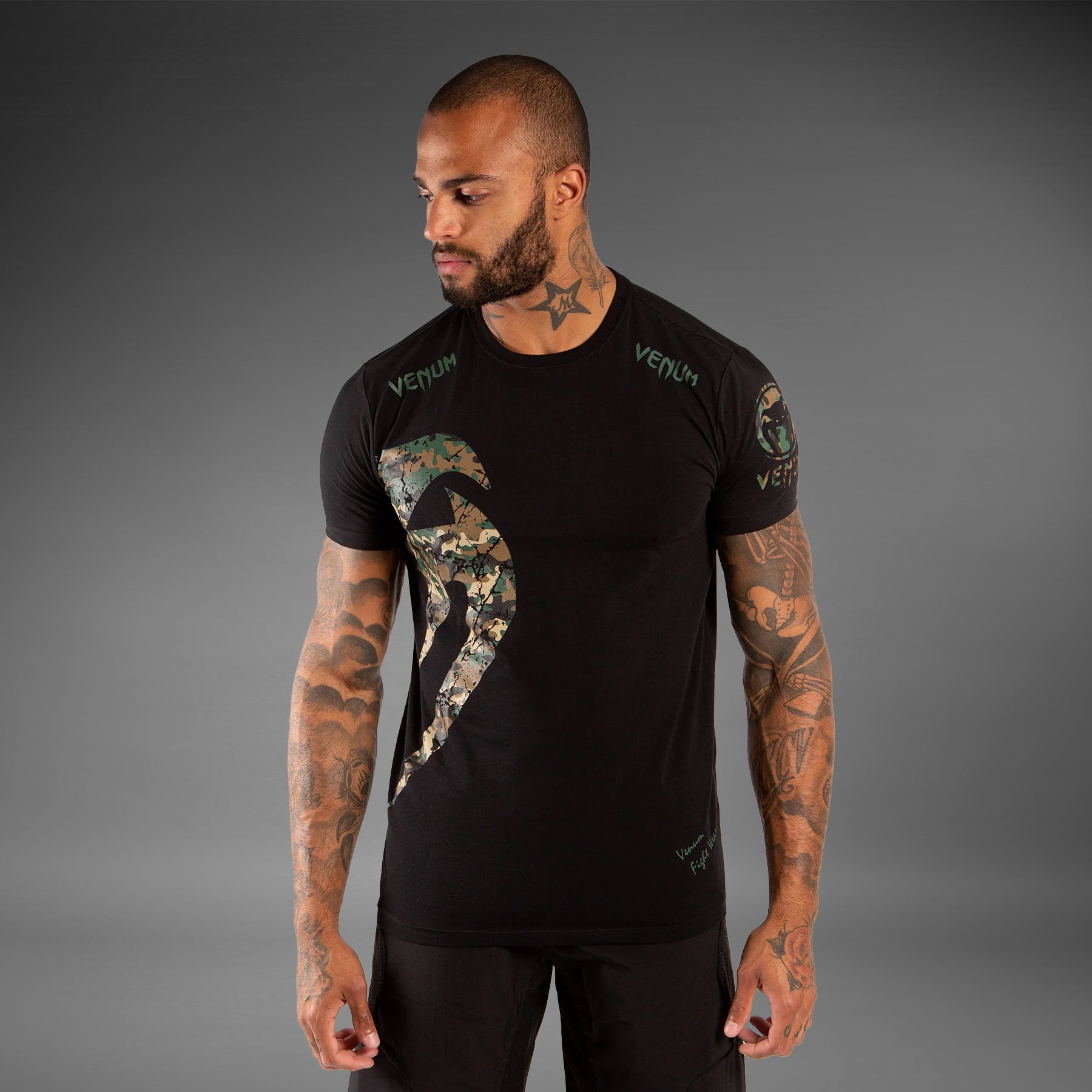 venum-original-giant-t-shirt-schwarz-wald-camo-box-fashion image 1