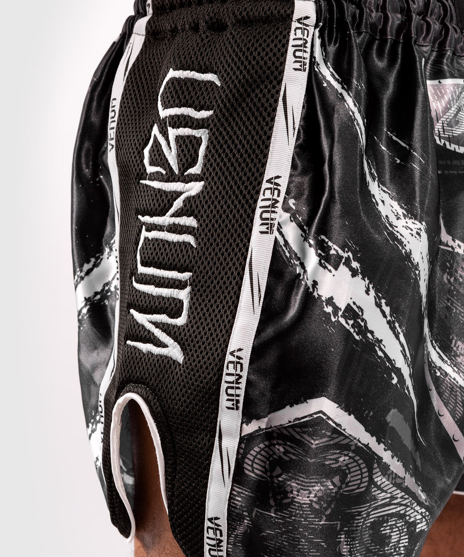 venum-gldtr-4-0-muay-thai-shorts-schwarz-wei-handgefertigt image 7