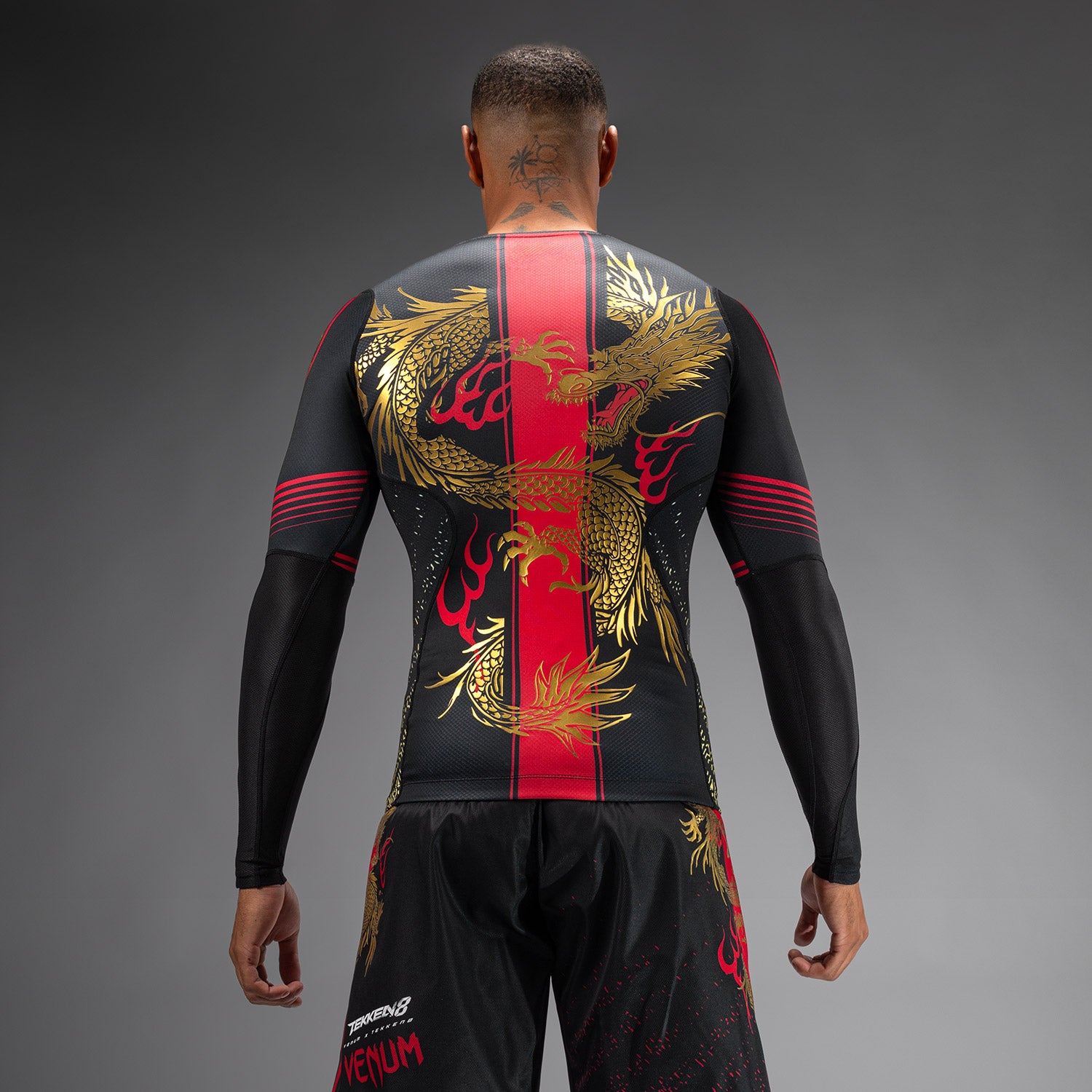 venum-x-tekken-8-marshall-law-rashguard-schwarz-rot-gold image 2