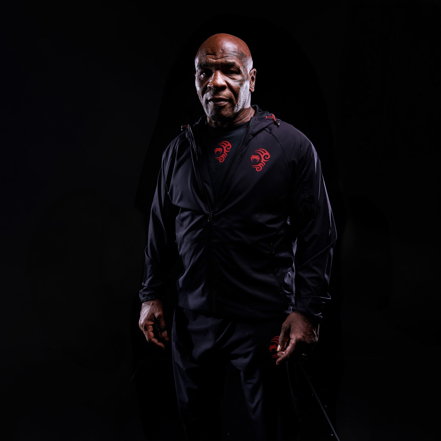 venum-x-mike-tyson-tiger-trackjacke-herren-tiefschwarz-rot image 2