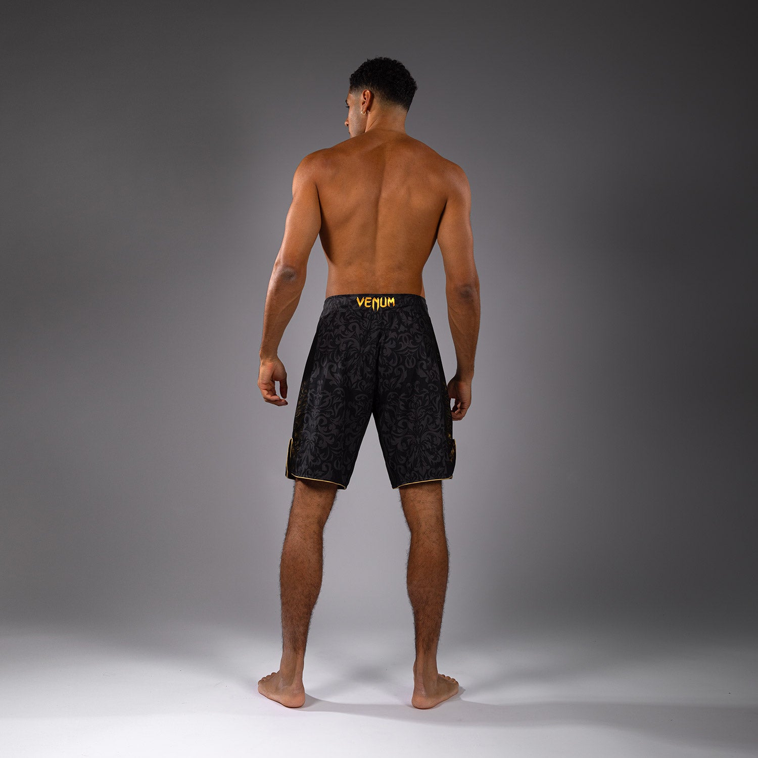 venum-x-topuria-unmatched-edition-kampfshorts-schwarz-gold-herren image 3