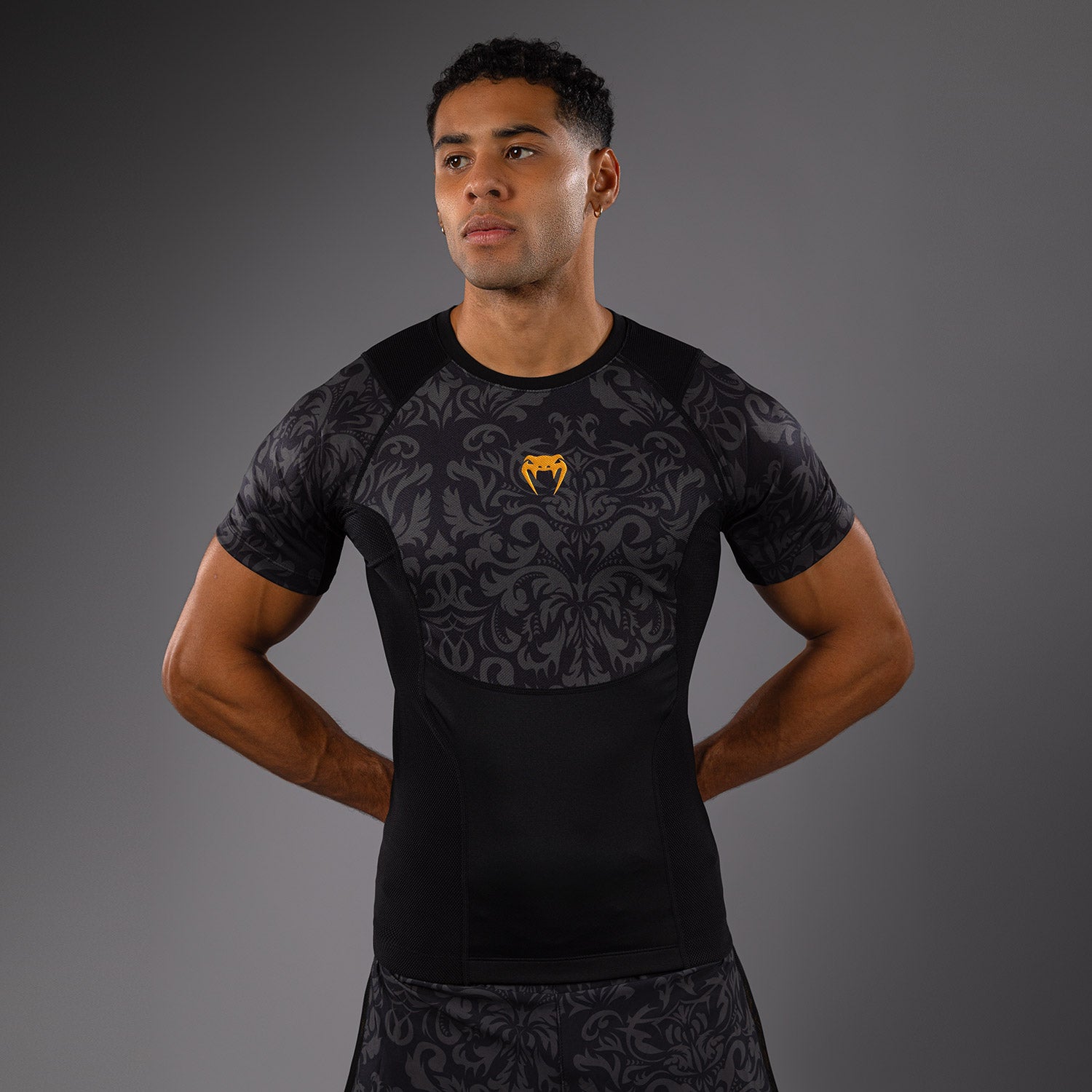 venum-x-topuria-unmatched-edition-kurzarm-rashguard-herren-schwarz-gold image 2
