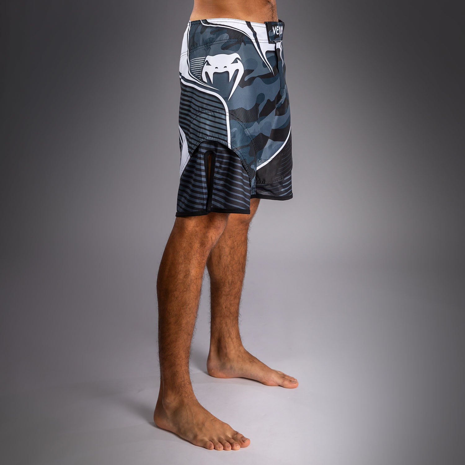 venum-camo-hero-fightshorts-dunkelmarineblau-blau image 2