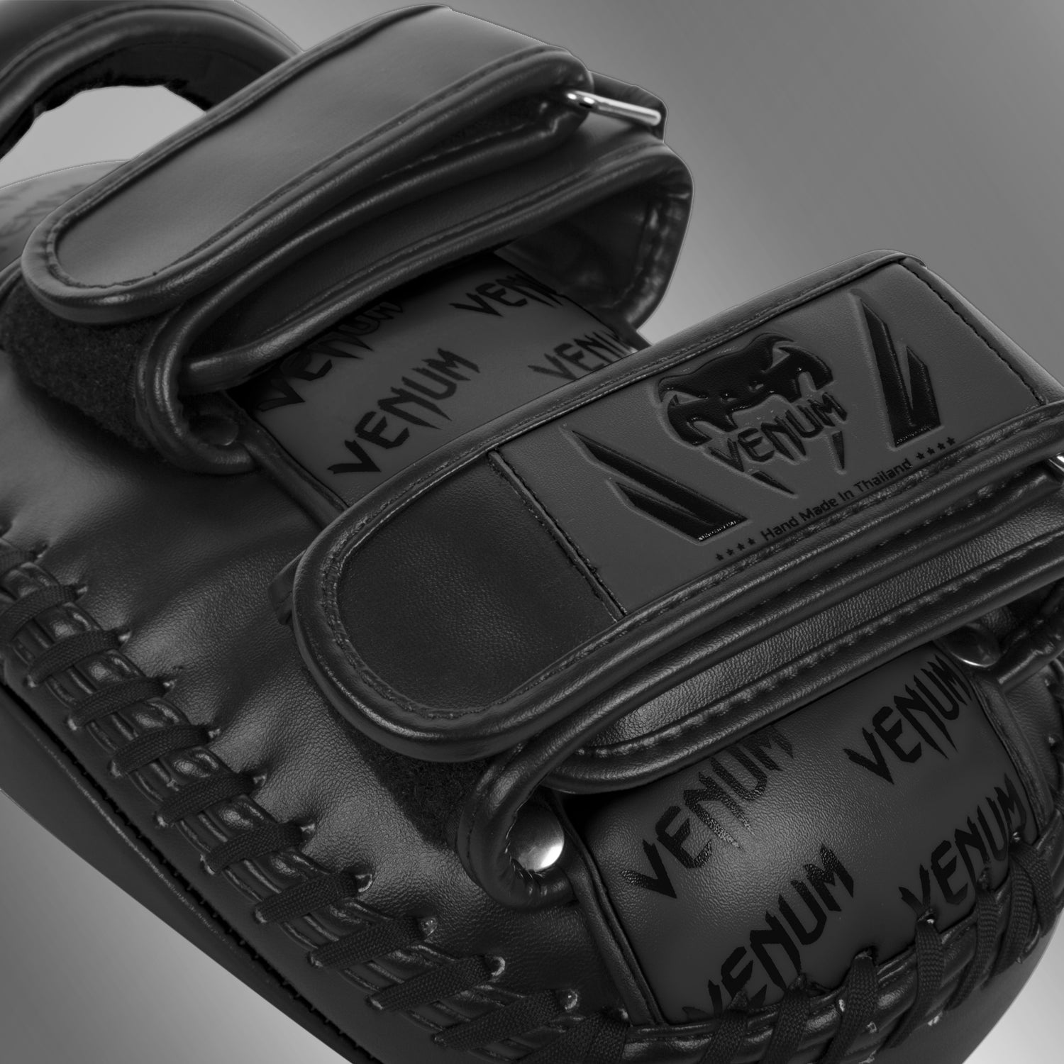 venum-light-kick-pads-paar-schwarz-schwarz image 3