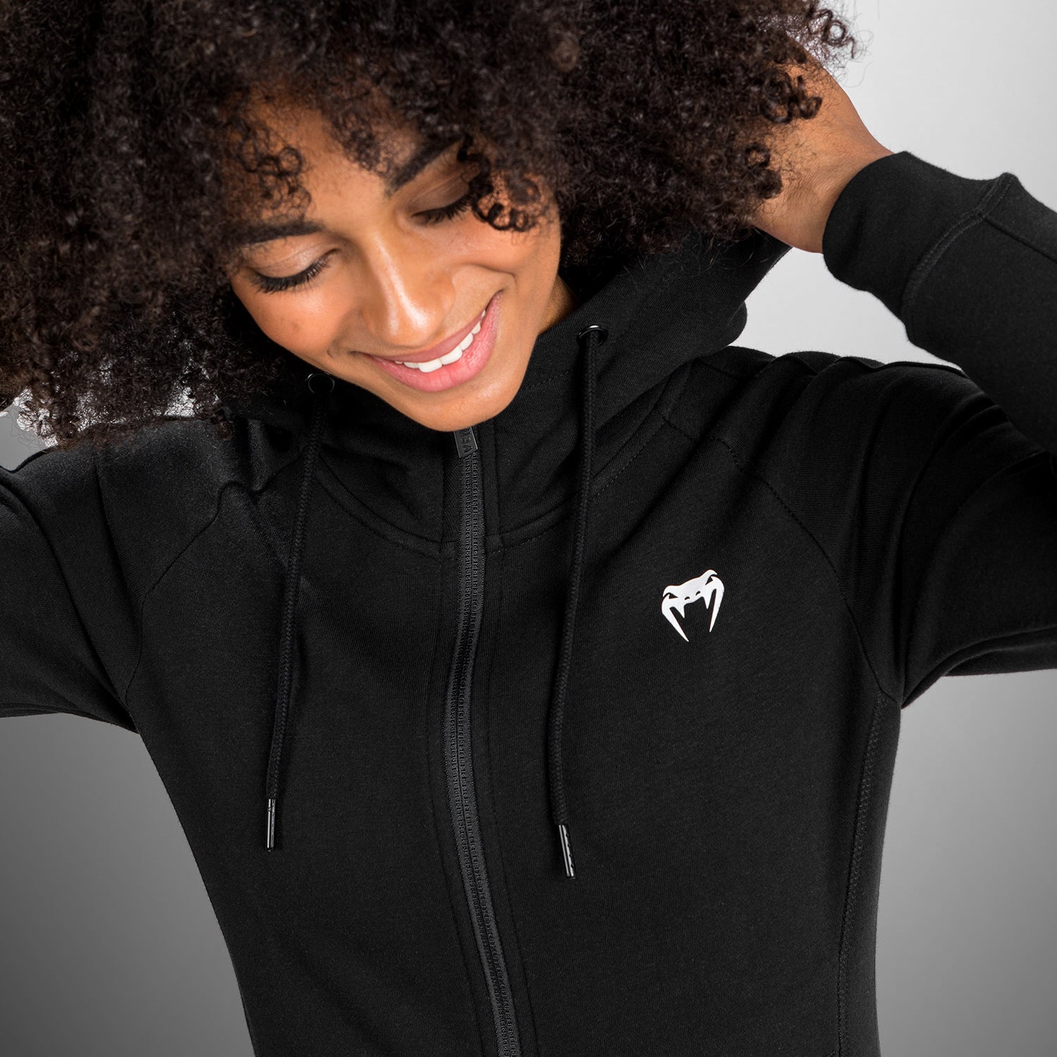 venum-essential-hoodie-schwarz image 4