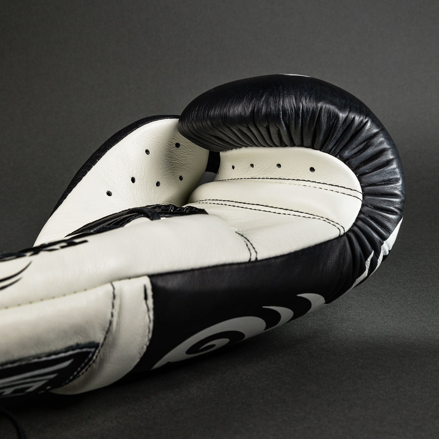 venum-giant-2-0-mike-tyson-pro-boxhandschuhe-mit-schn-rsenkeln-tiefschwarz-optis image 5