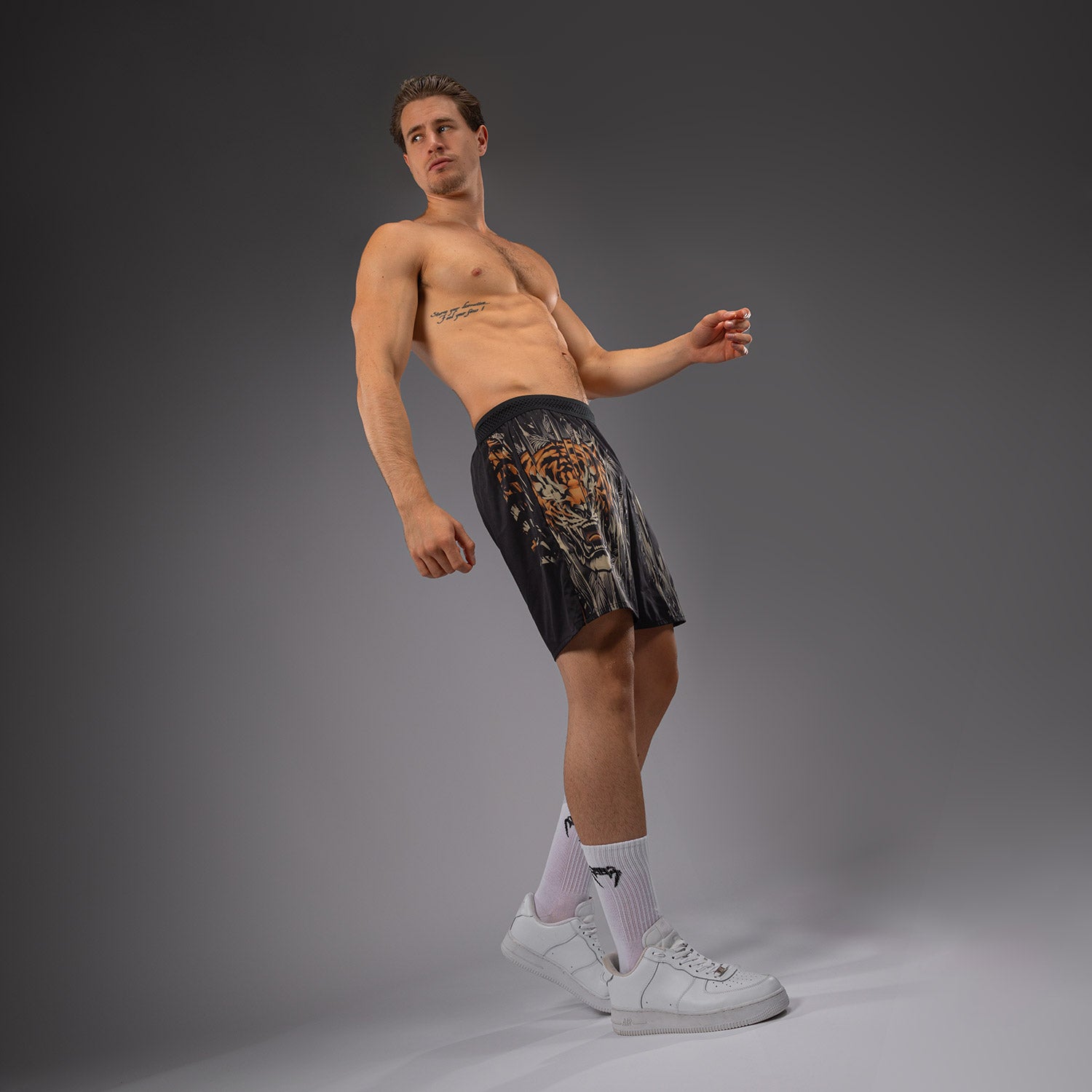 venum-tiger-herren-trainingsshorts-schwarz-neon-orange image 4
