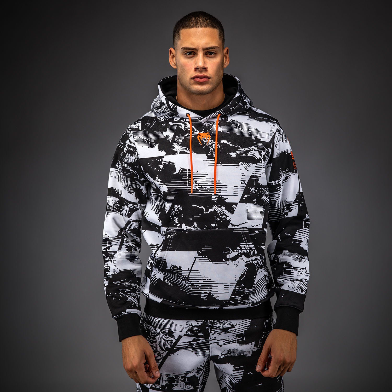 venum-ufc-zenith-authentic-fight-week-pullover-hoodie-herren-wei-schwarz image 1