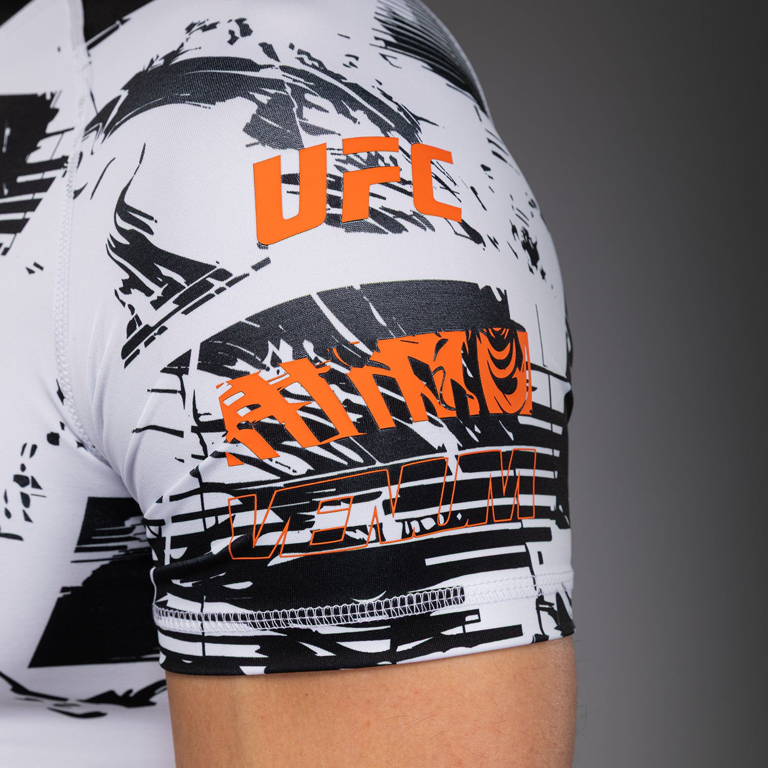 ufc-zenith-by-venum-authentic-fight-week-rashguard-kurzarm-herren-wei image 6