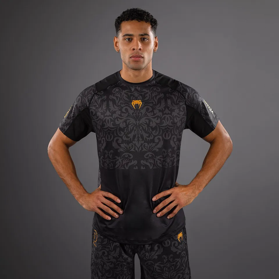 venum-x-topuria-unmatched-edition-dry-tech-shirt-schwarz-gold image 1